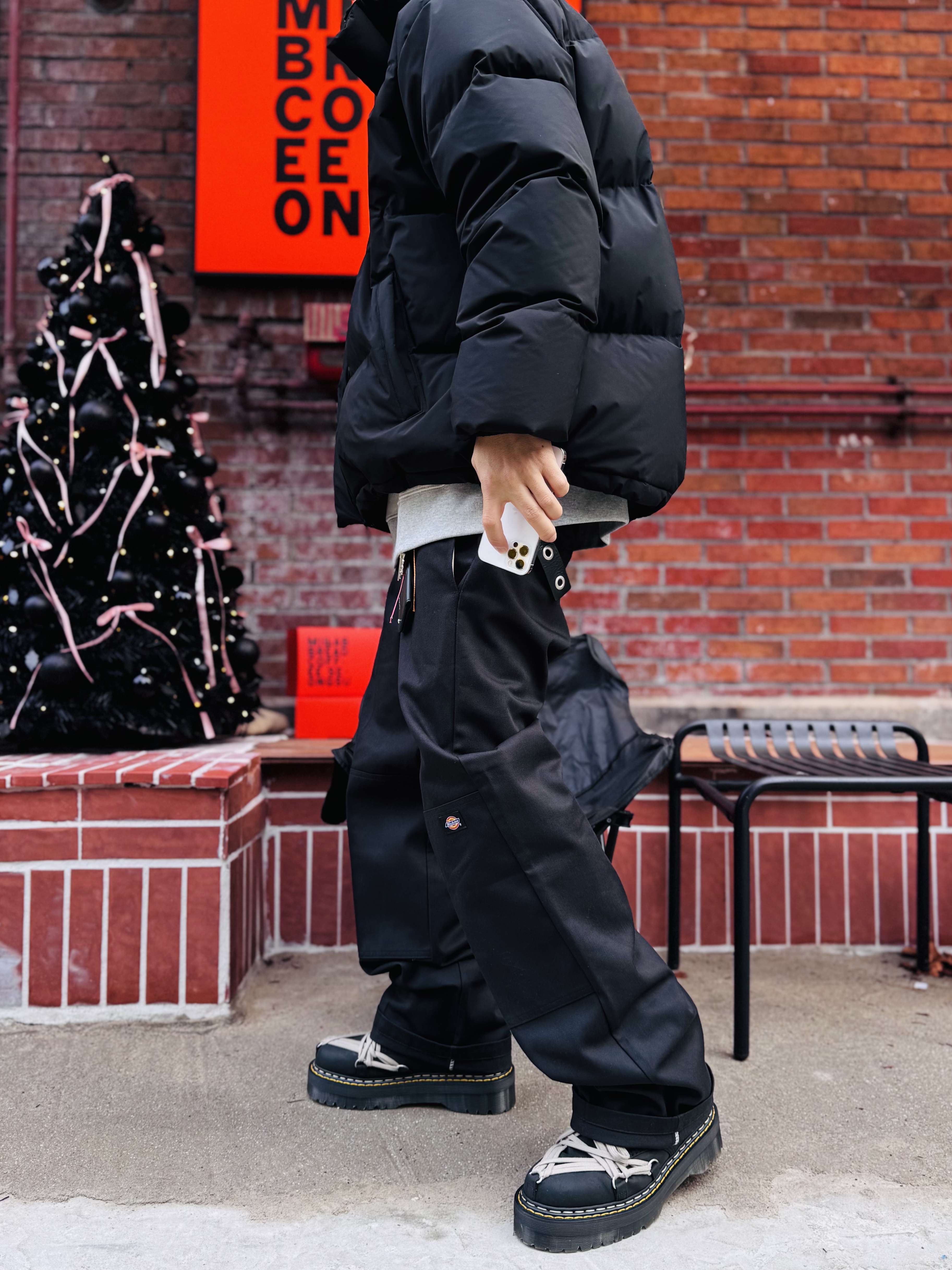 Dr. Martens x Rick Owens 1460 Quad Sole Mega Lace Boots Black, Dickies Loose Fit Double Knee Work Pants Black 착용 스타일 - 3