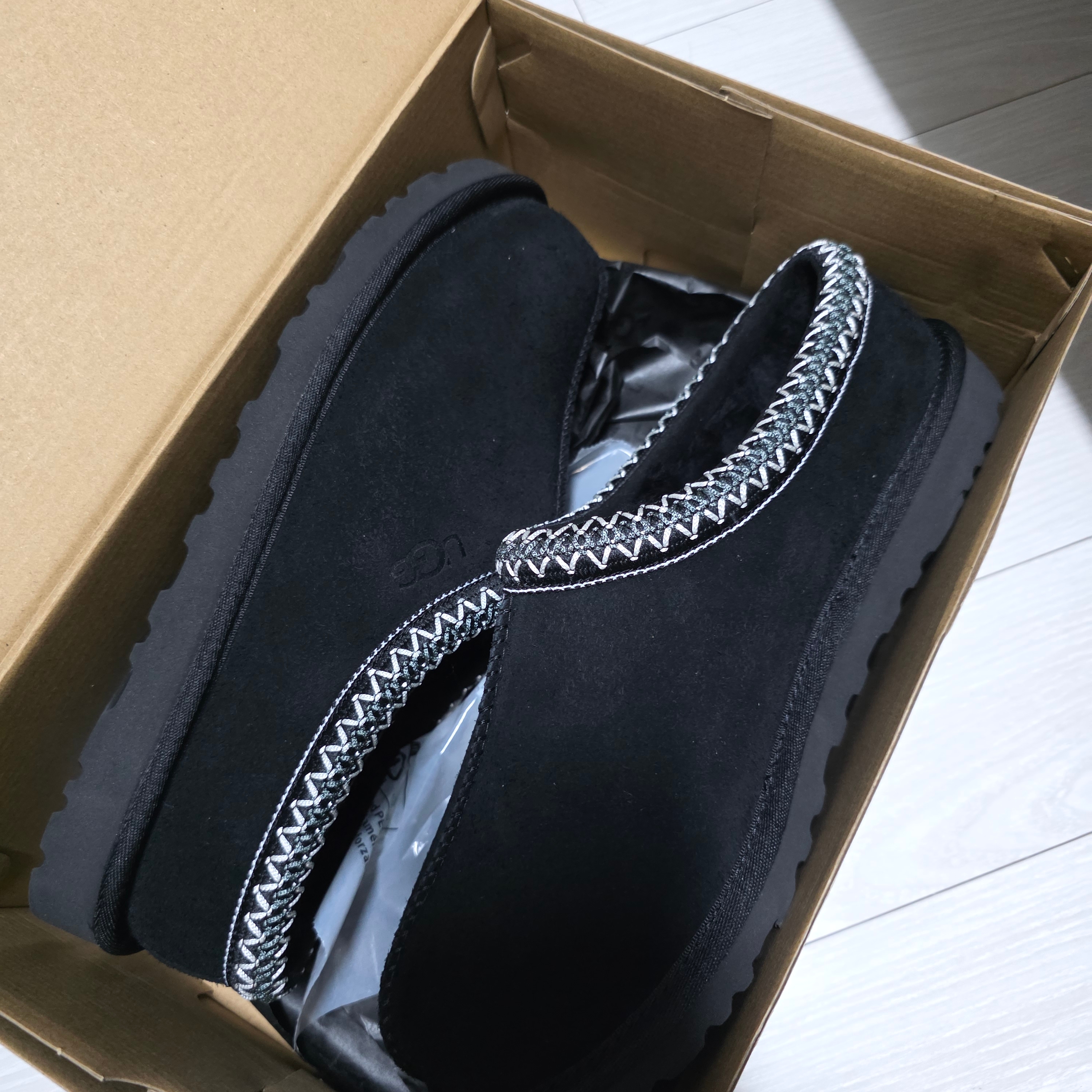 UGG Tasman II Slipper Black 착용 스타일