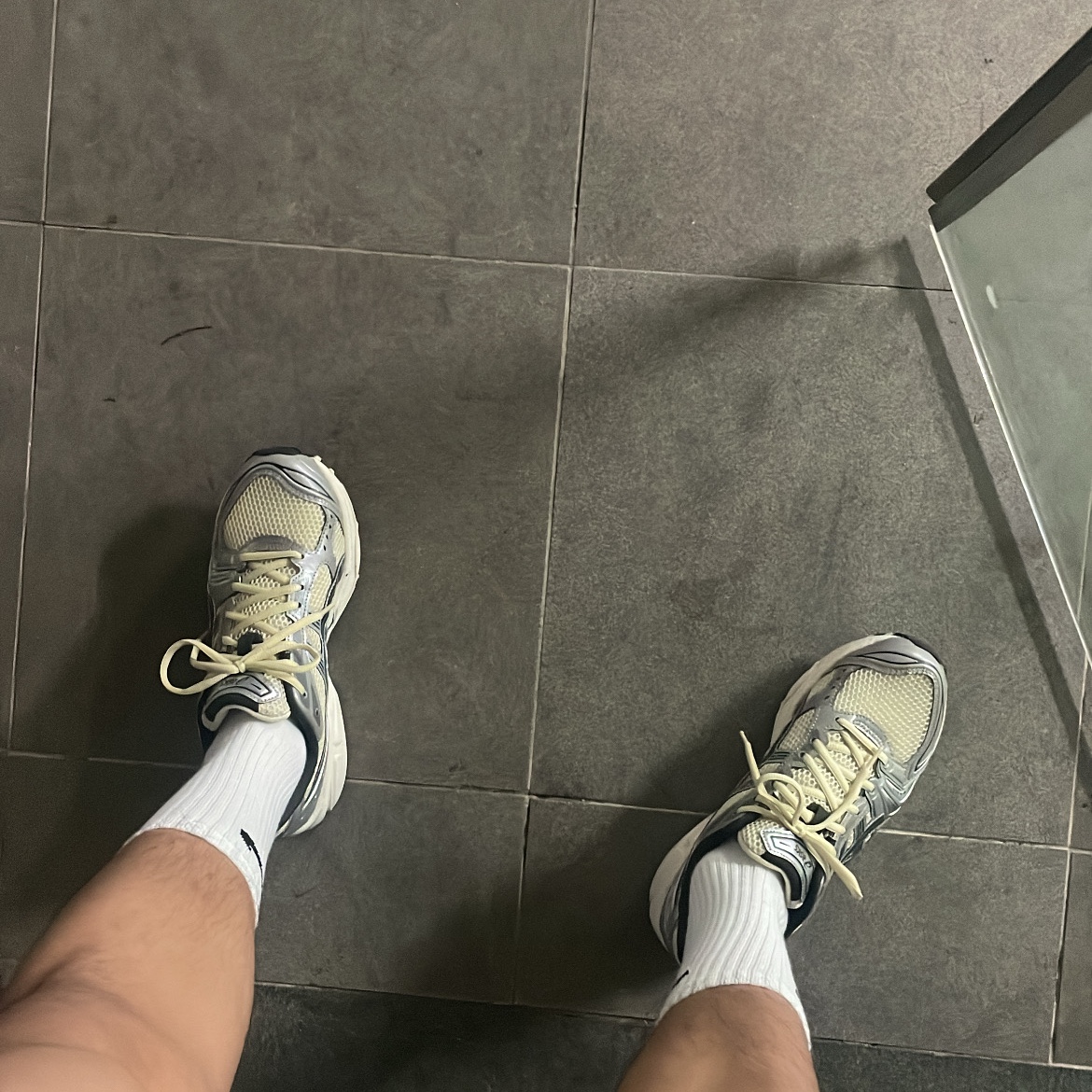 Asics Gel-Kayano 14 Oyster White Steeple Grey 착용 스타일 - 3