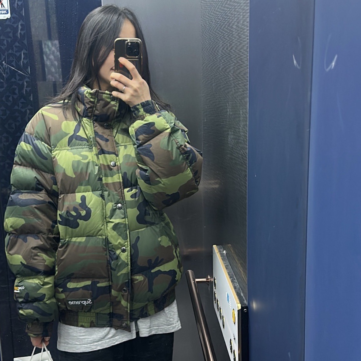 Supreme Facemask 700-Fill Down Puffer Jacket Woodland Camo - 25FW 착용 스타일