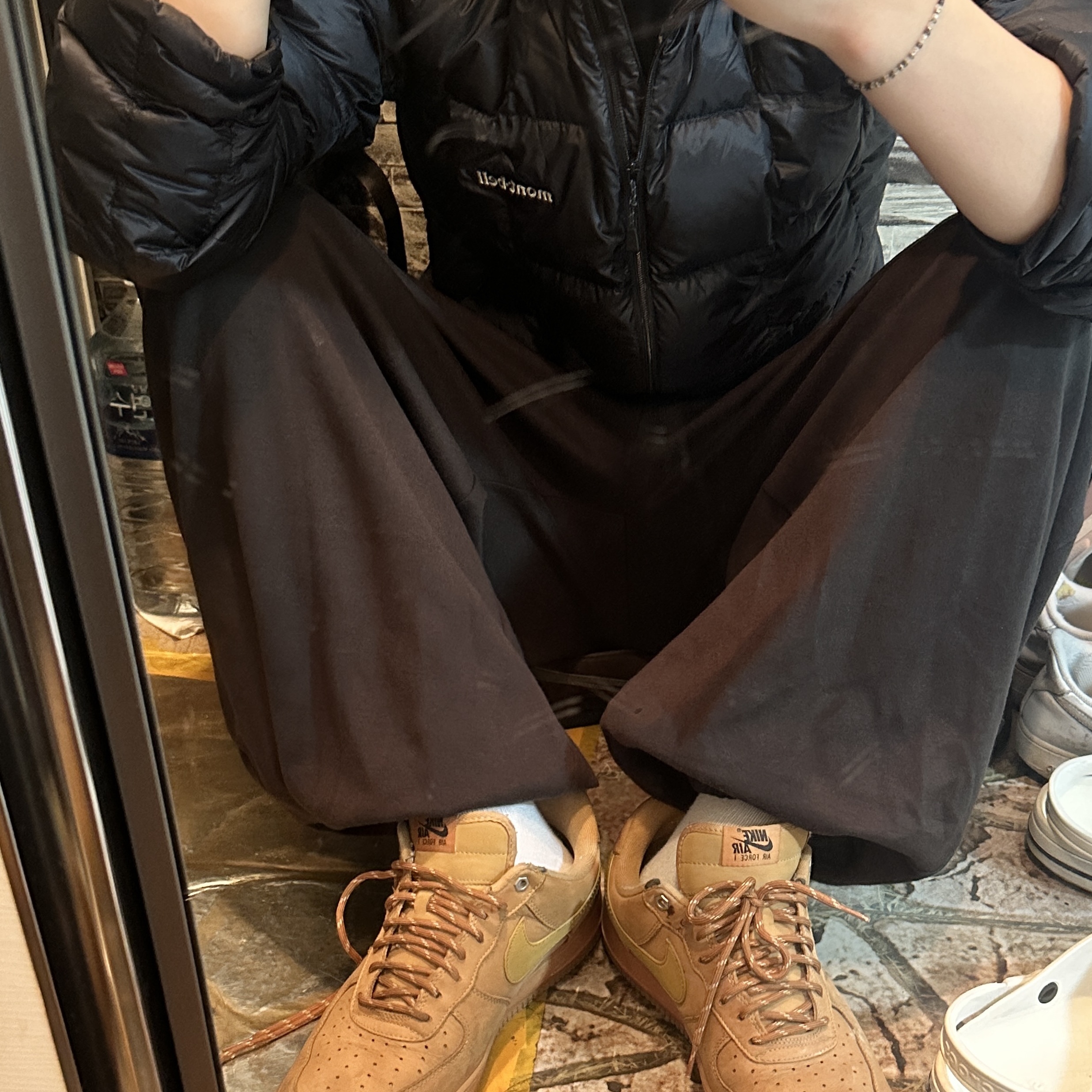 Nike Air Force 1 '07 WB Flax, Montbell Superior Down Jacket Black 착용 스타일