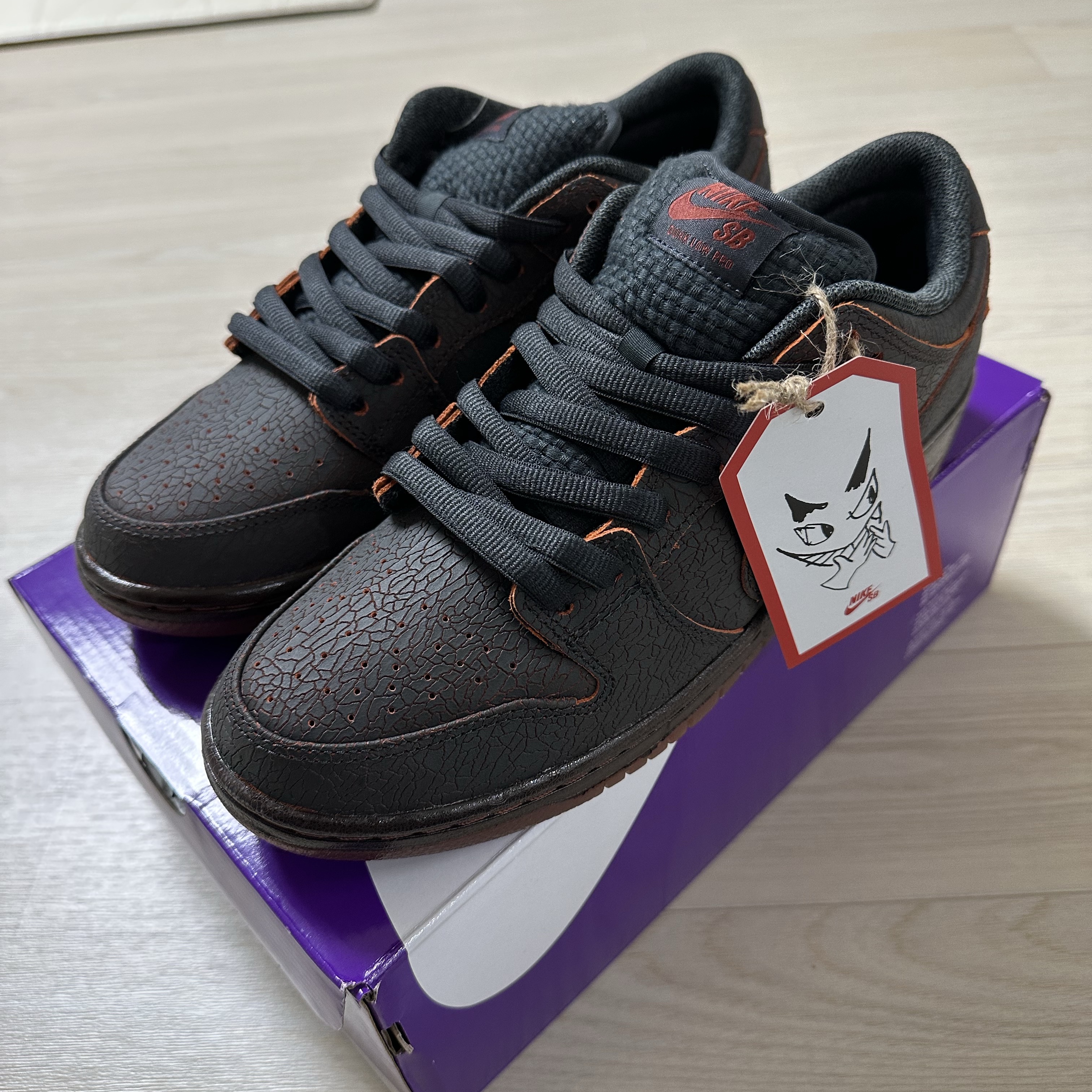 Nike SB Dunk Low Pro Premium Dark Smoke Grey and Black 착용 스타일 - 3