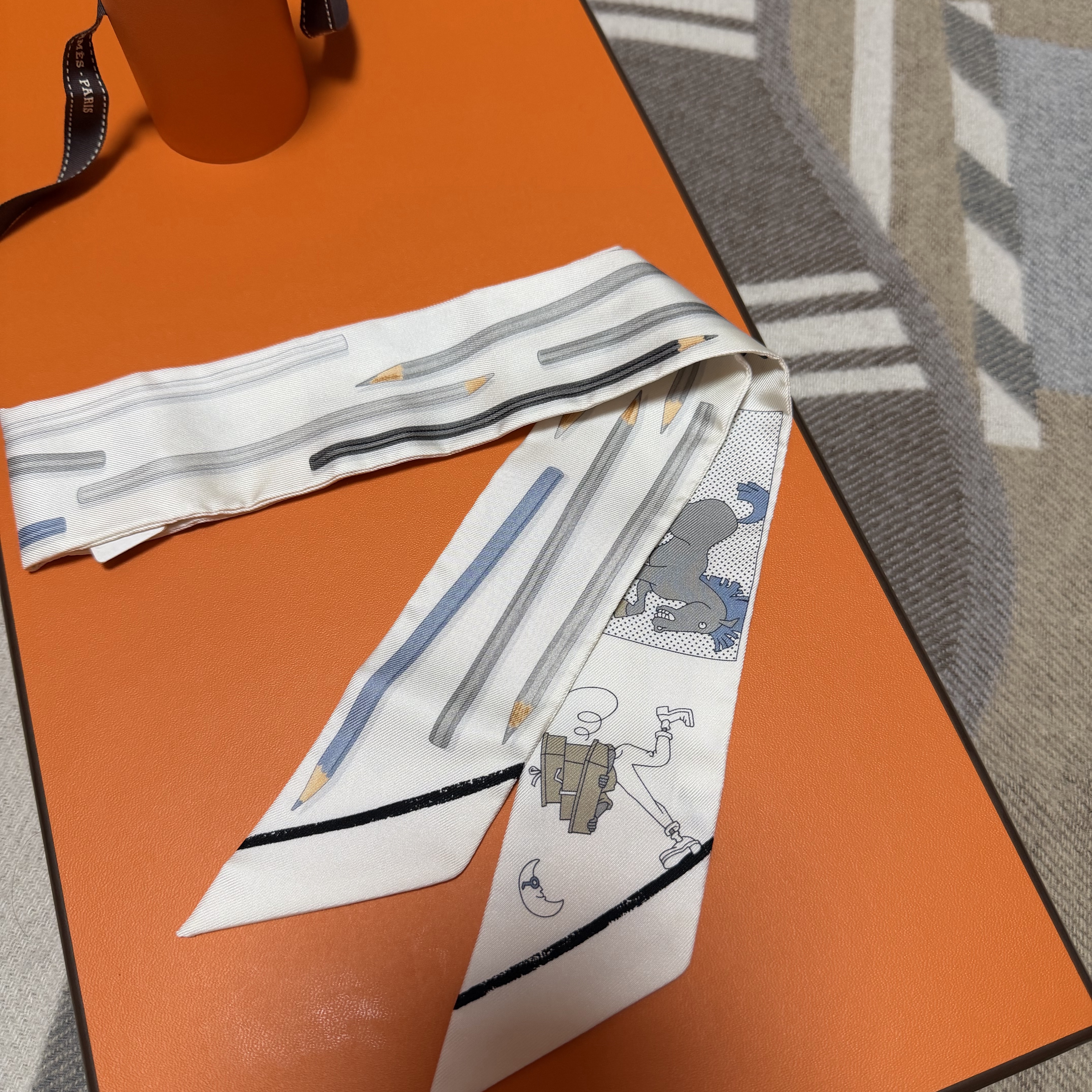 (W) Hermes A Vos Crayons et Carre Libre Twilly Blanc Gris Bleu Jean 착용 스타일 - 2