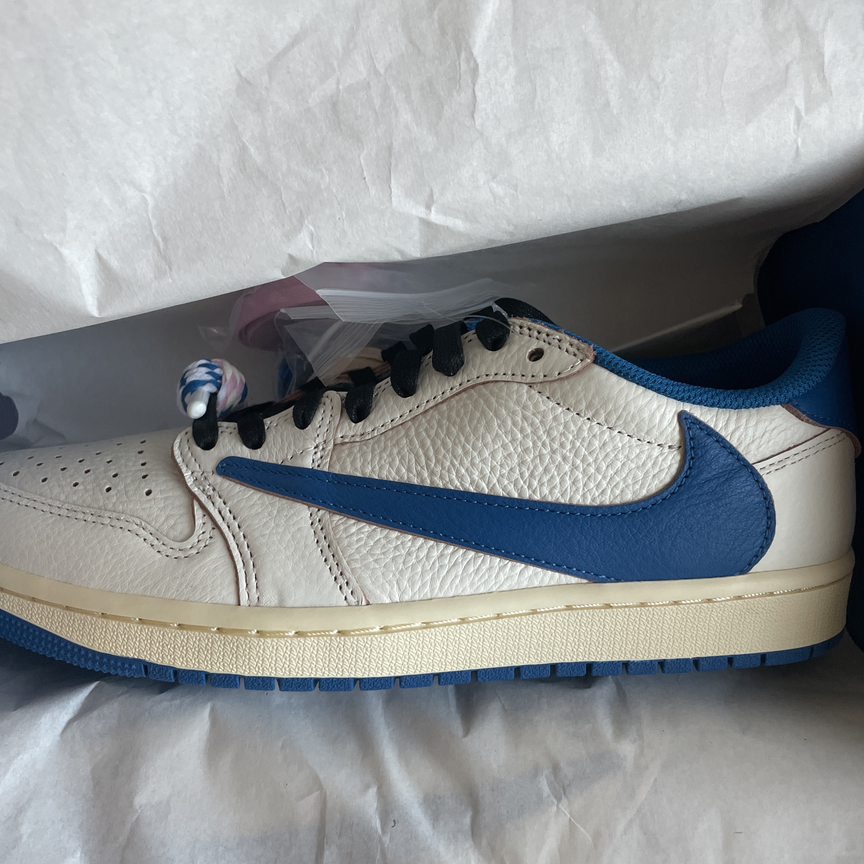 Jordan 1 x Travis Scott x Fragment Retro Low OG SP Sail Military Blue 착용 스타일