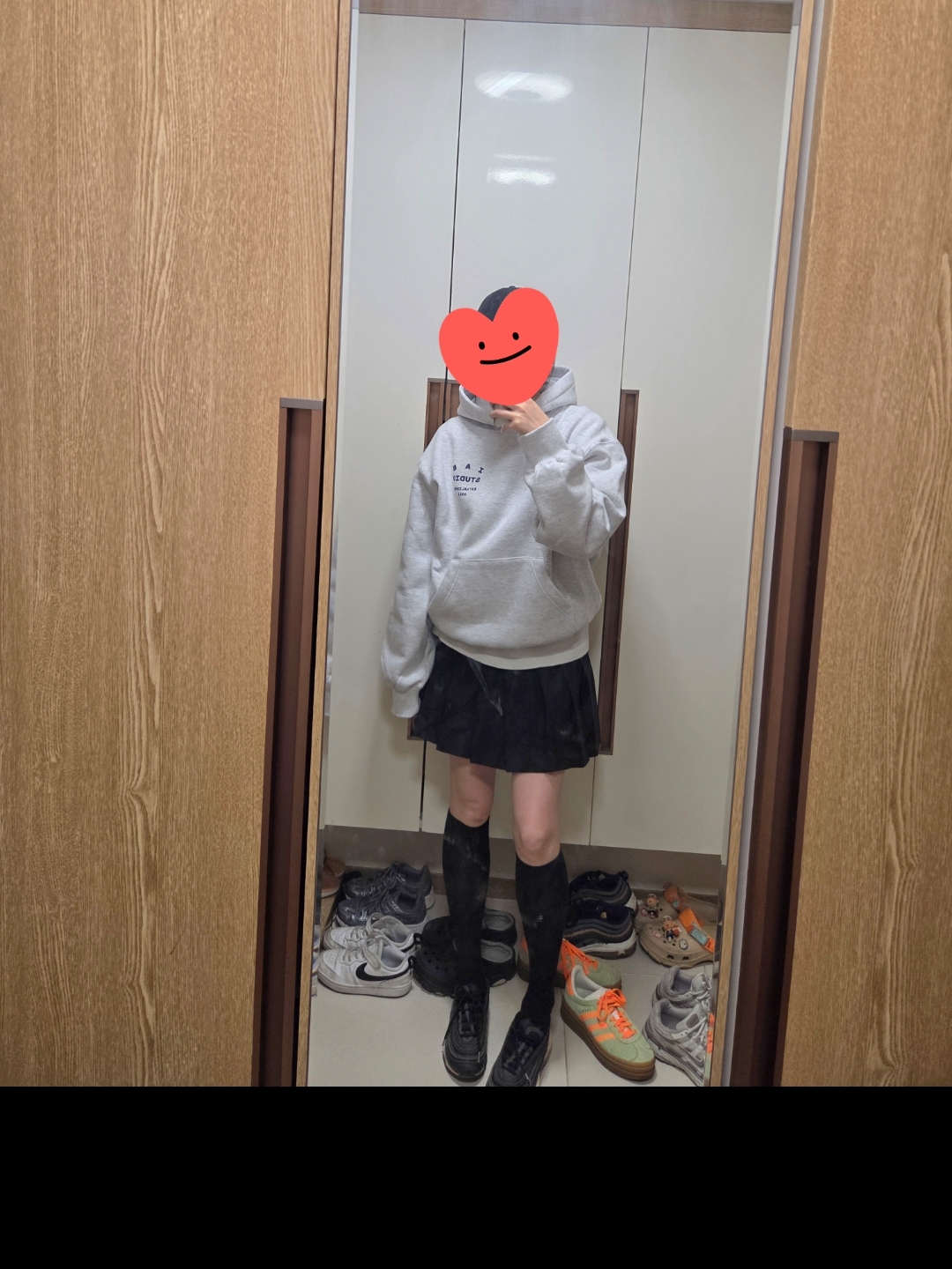 IAB Studio 25 Hoodie Light Gray Navy 착용 스타일 - 1