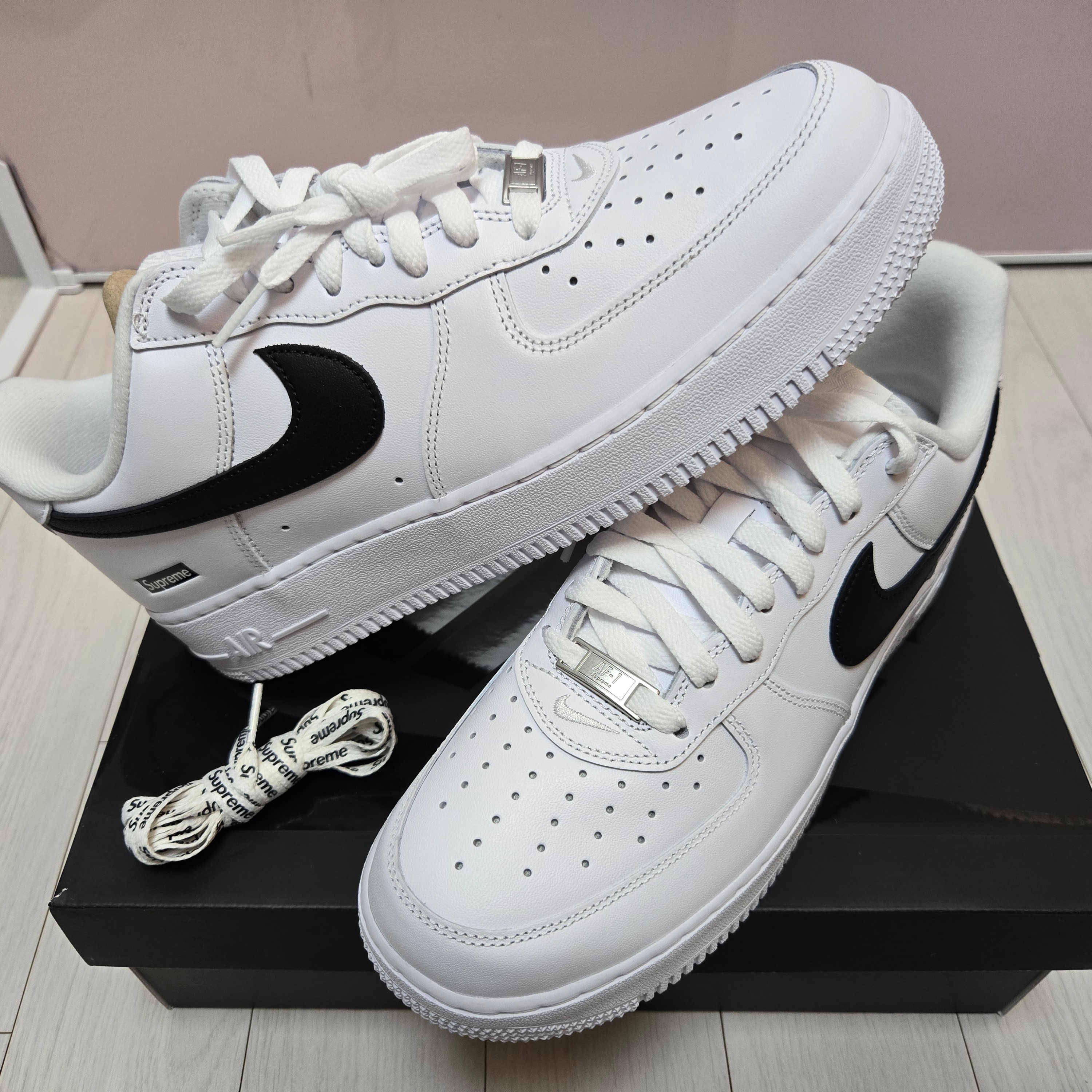 Nike x Supreme Air Force 1 Low White 착용 스타일 - 2