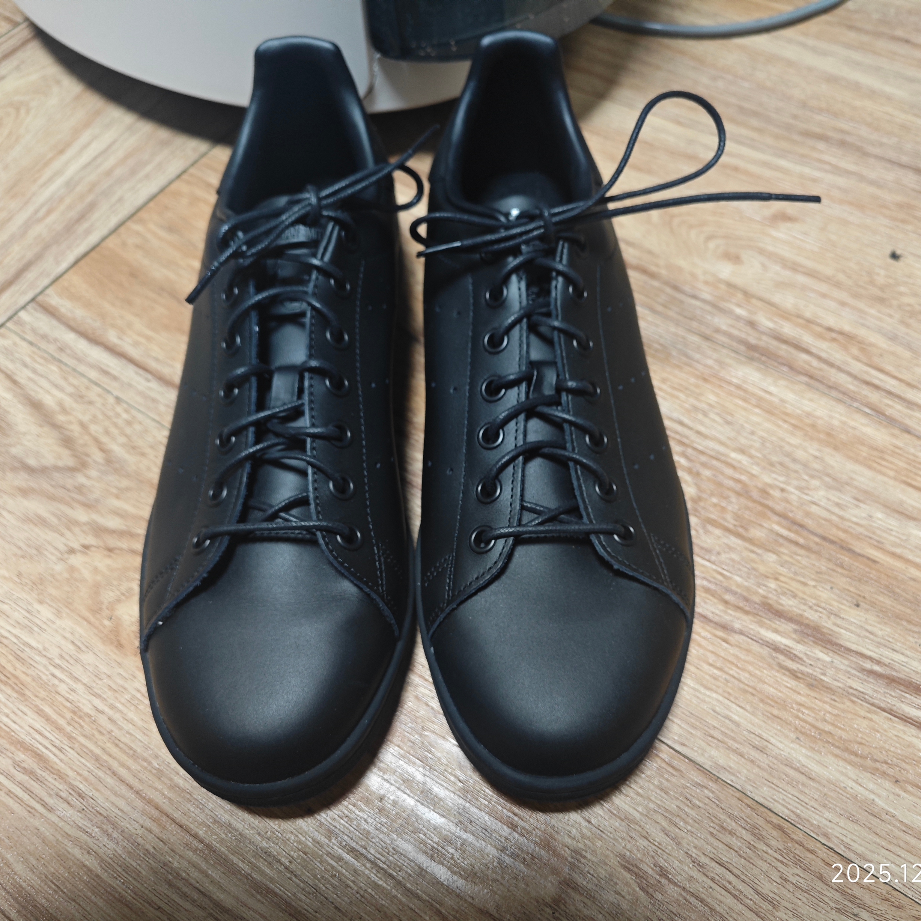 Adidas Stan Smith Triple Black 착용 스타일