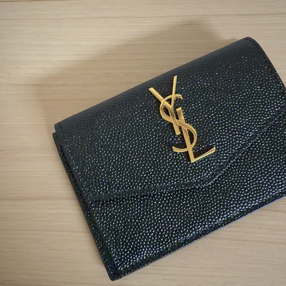 Saint Laurent Gold Monogram Uptown Card Case in Grain de Poudre Embossed Leather Black 착용 스타일