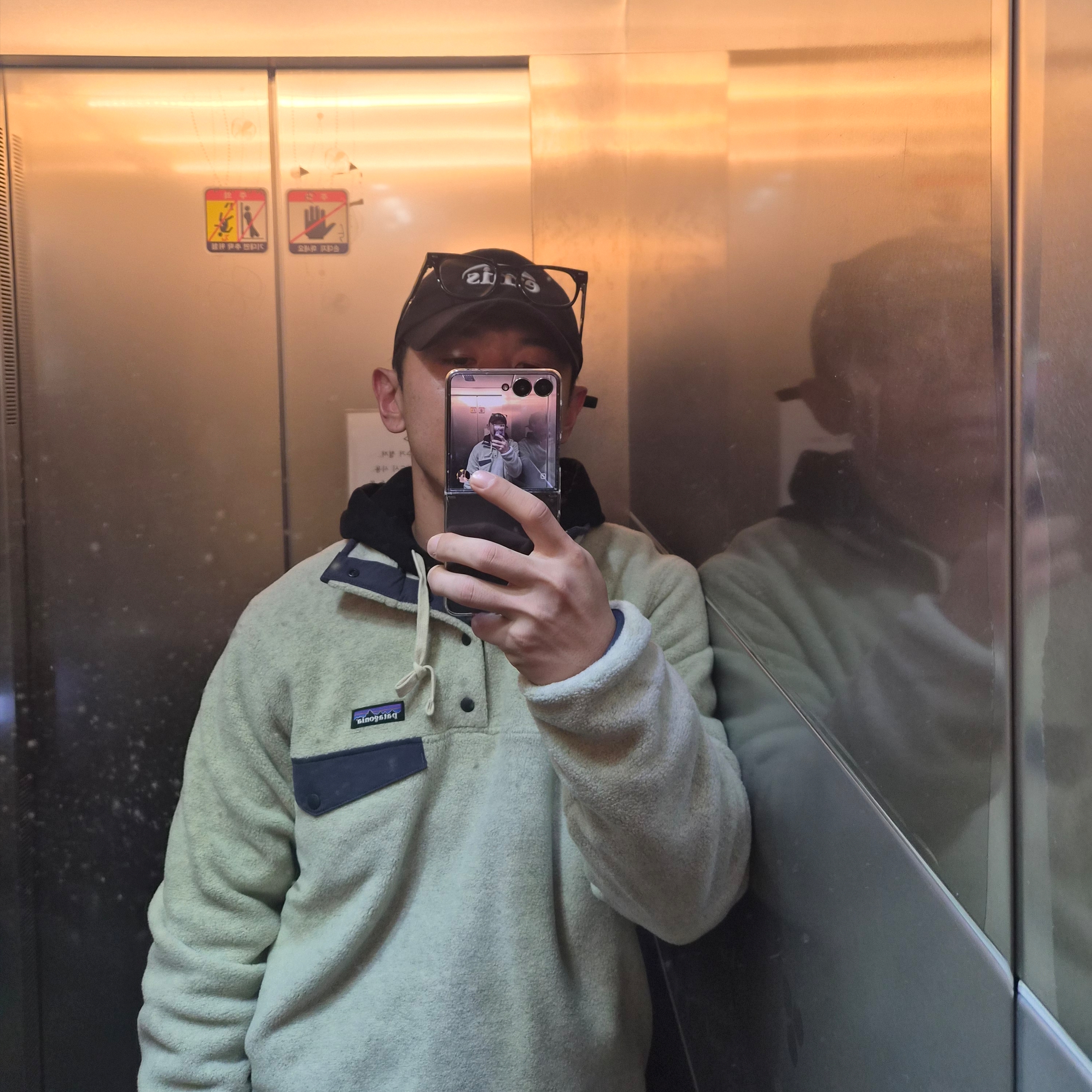 Patagonia Lightweight Synchilla Snap-T Fleece Pullover Oatmeal Heather/Smolder Blue/New Navy 착용 스타일 - 1