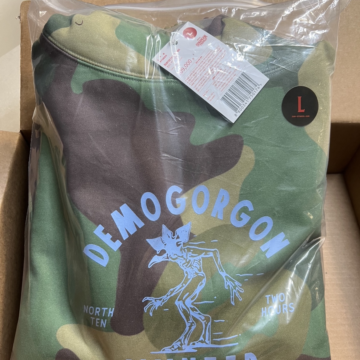IAB Studio x Stranger Things Hunter Camo Hoodie 착용 스타일 - 2