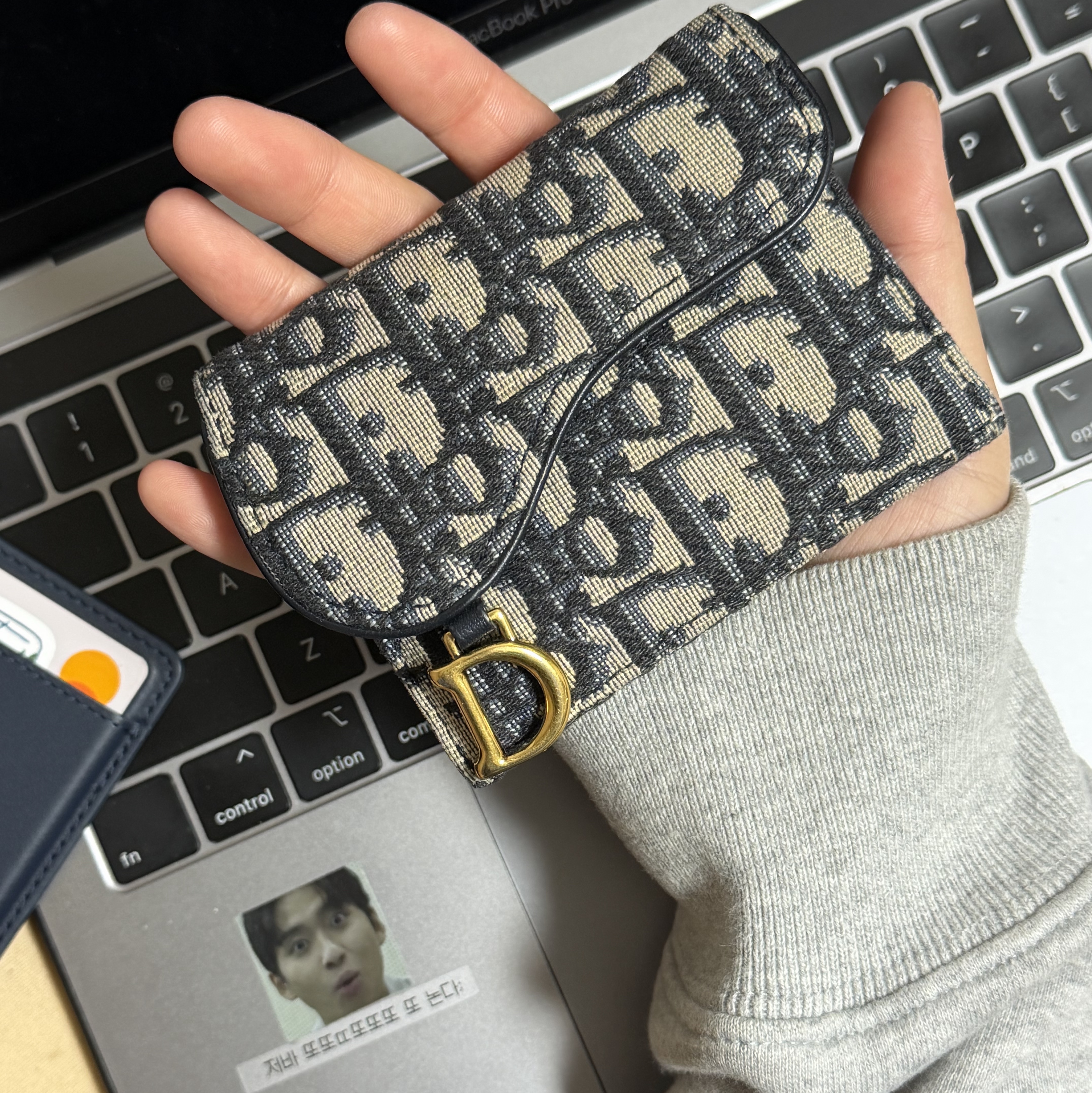 Starbucks Magnetic Card Wallet Navy, Off-White Degrade Arrow Sweatshirt Melange Grey 착용 스타일