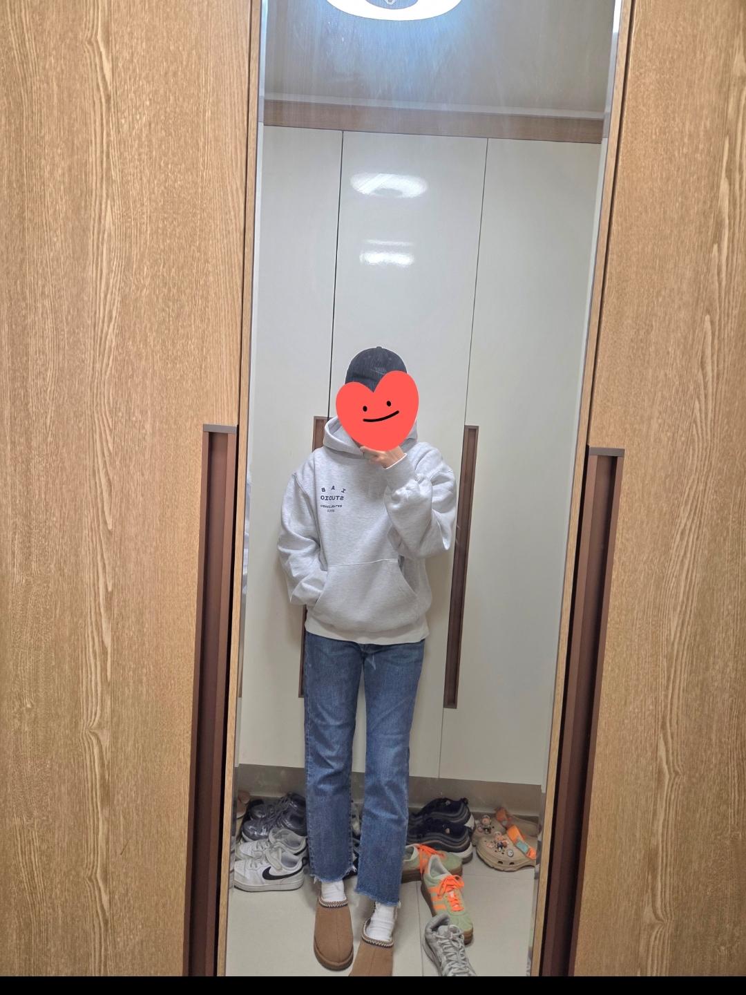 IAB Studio 25 Hoodie Light Gray Navy 착용 스타일 - 2