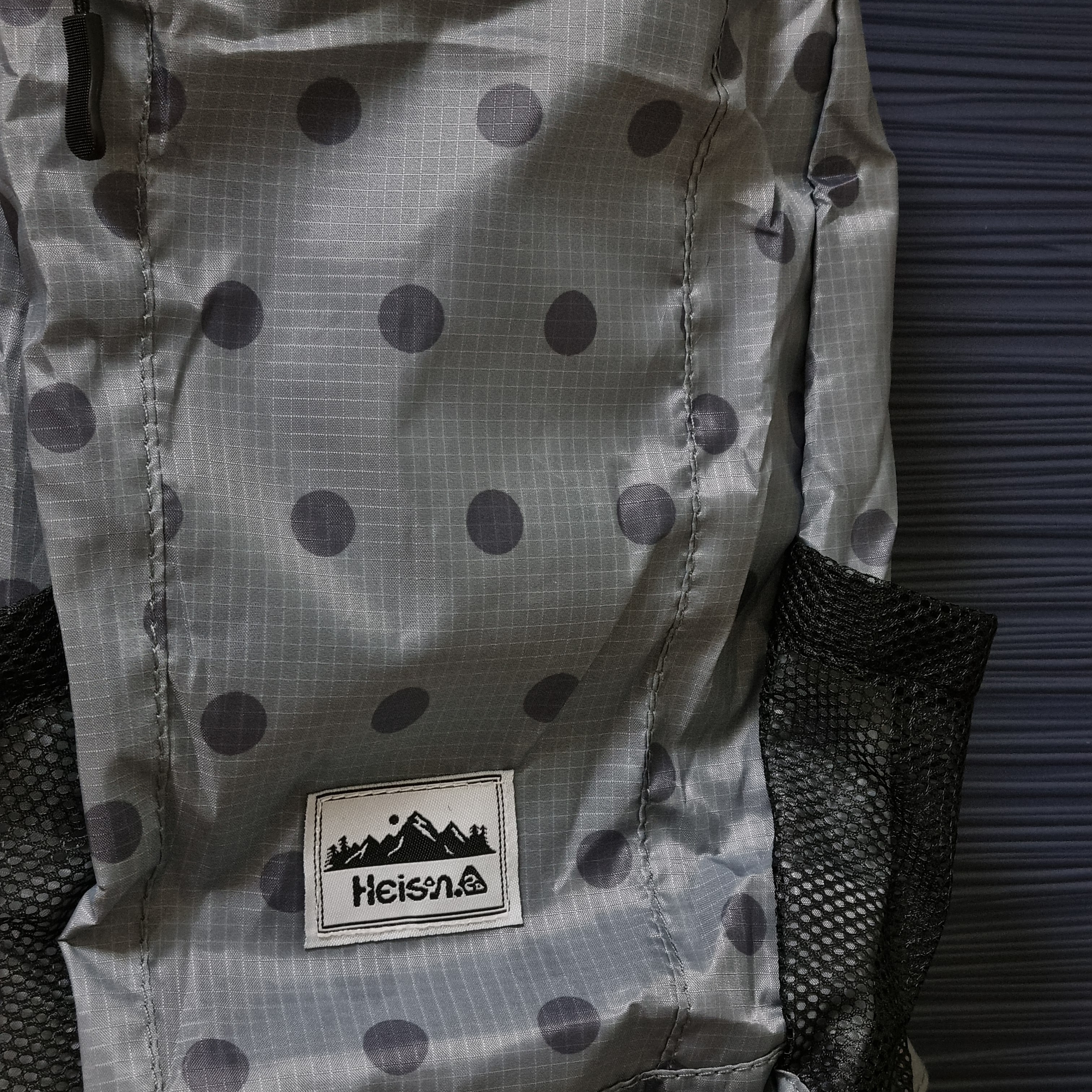 Heisan Ultra-light Compact Pocket Bag V1 Dot - Charcoal 착용 스타일