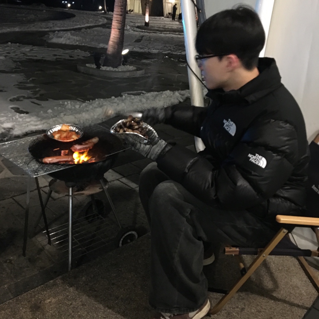 The North Face White Label Novelty Nuptse RDS Down Jacket Black, COS Oversized Mohair Blend Muffler Blue Brown Checked 착용 스타일 - 4