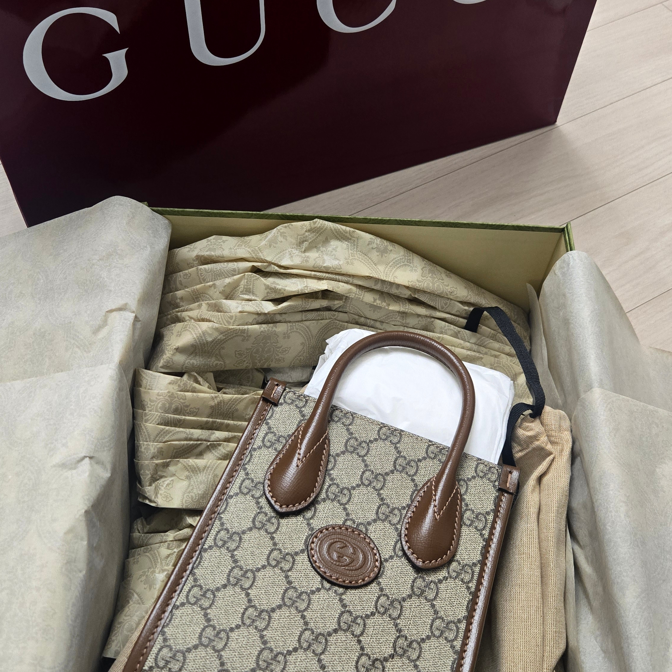 Gucci Mini Tote Bag with Interlocking G Beige Ebony Brown 착용 스타일 - 2