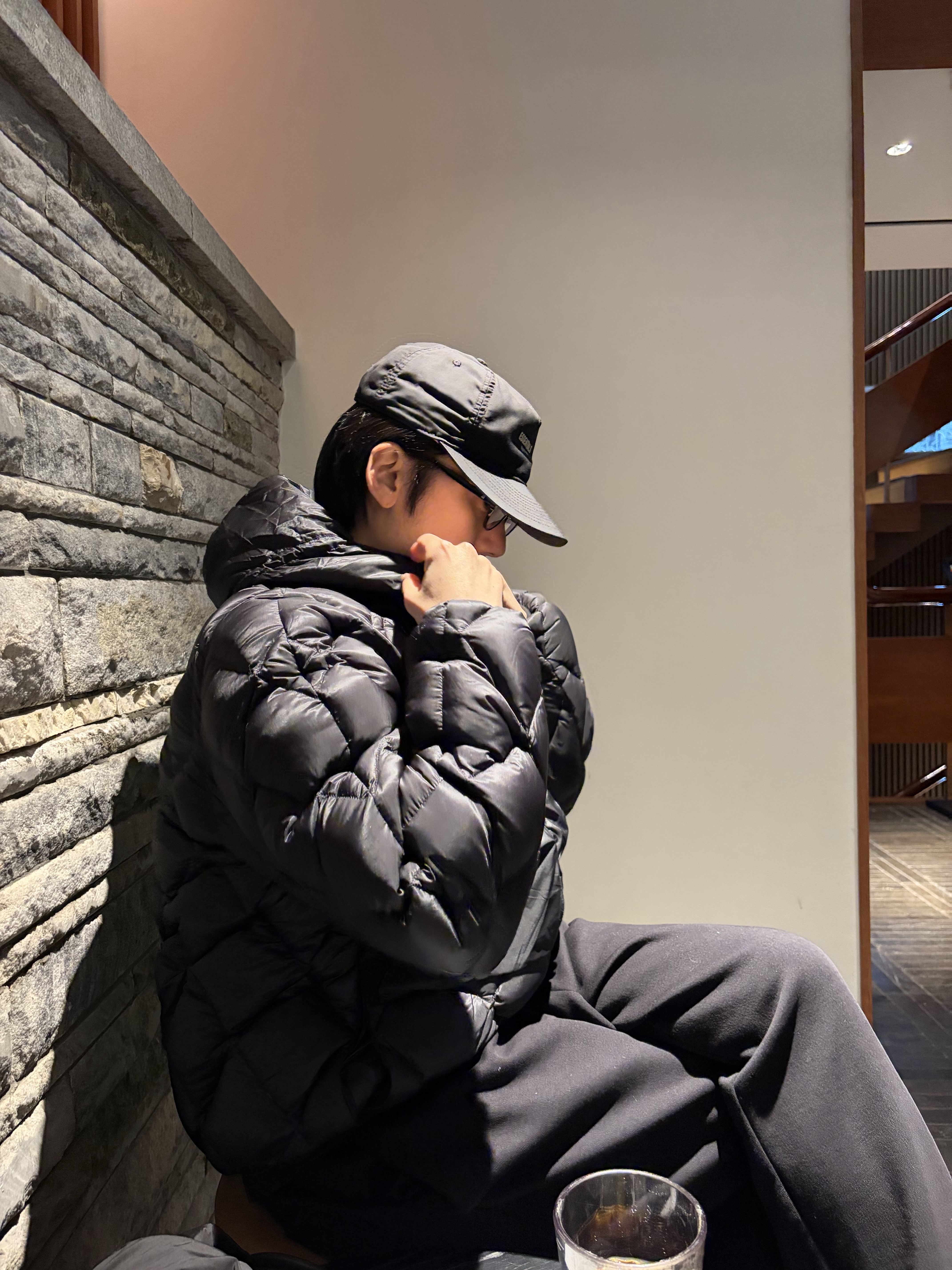 Roa Light Down Jacket Black 착용 스타일 - 2