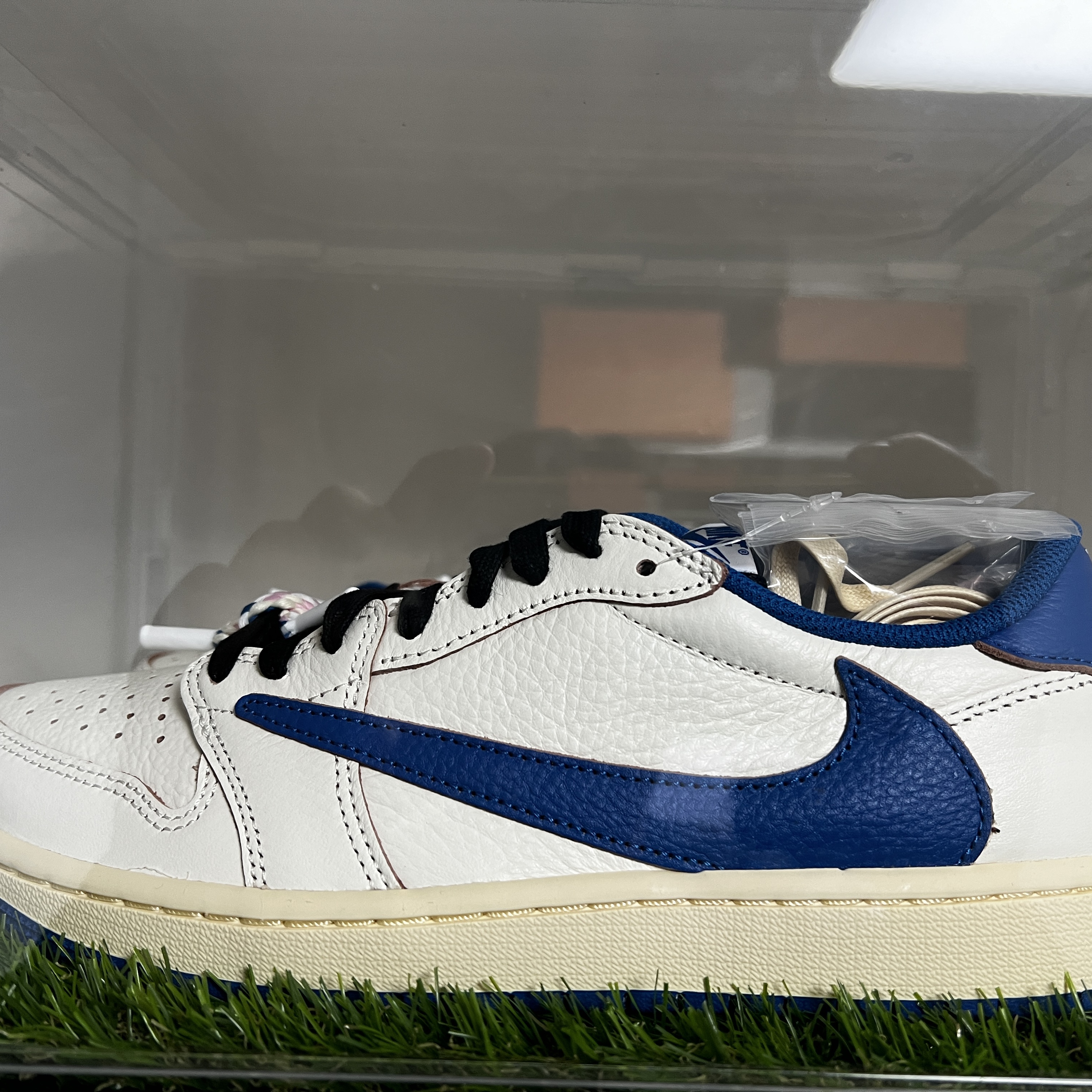 Jordan 1 x Travis Scott Retro Low OG SP Velvet Brown and Dark Mocha, Jordan 1 x Travis Scott Retro Low OG SP Reverse Olive 착용 스타일 - 2