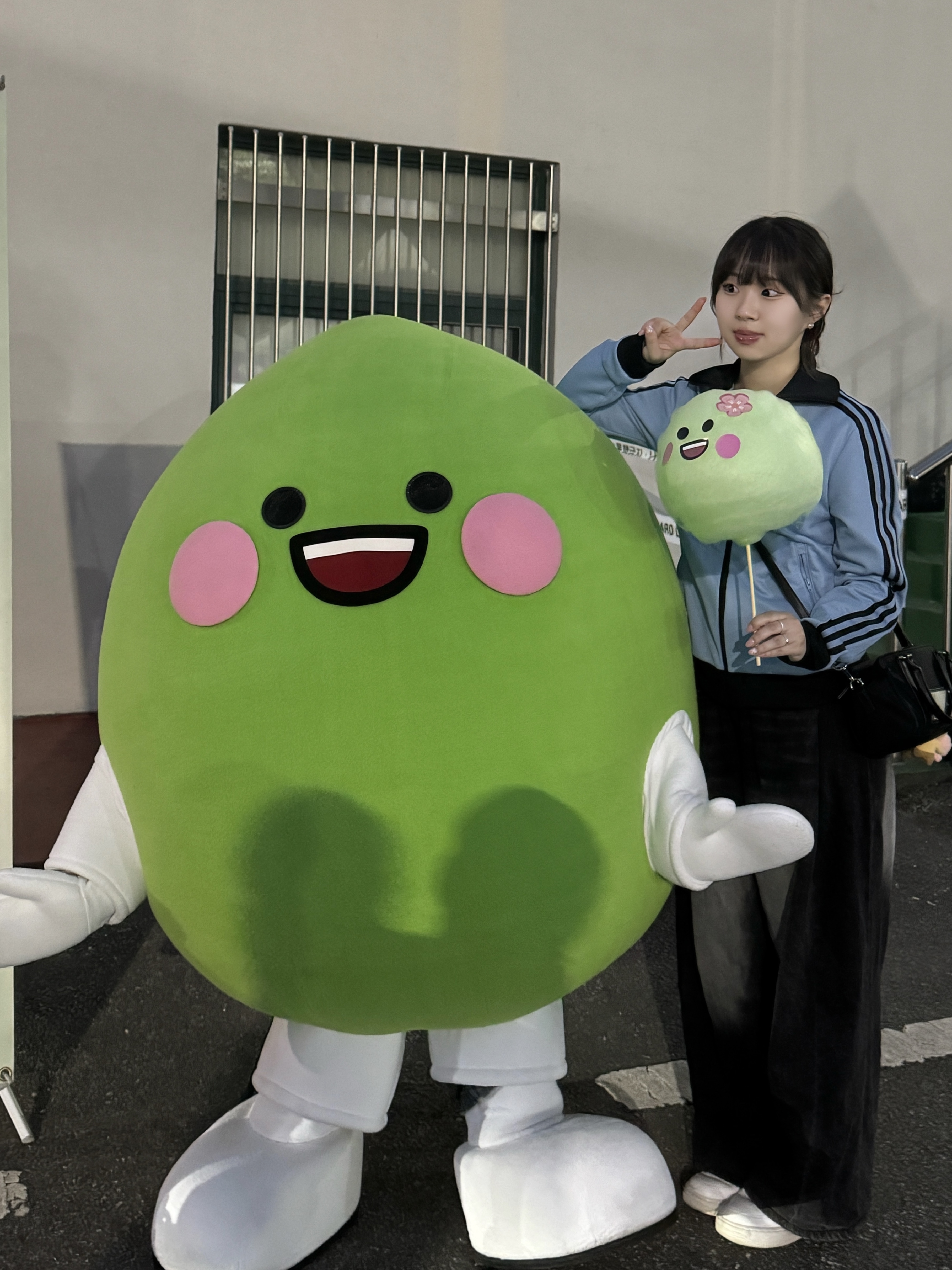 (W) Adidas Beckenbauer Track Top Clear Sky - KR Sizing, Matin Kim Baby Sporty Tote Bag Black 착용 스타일