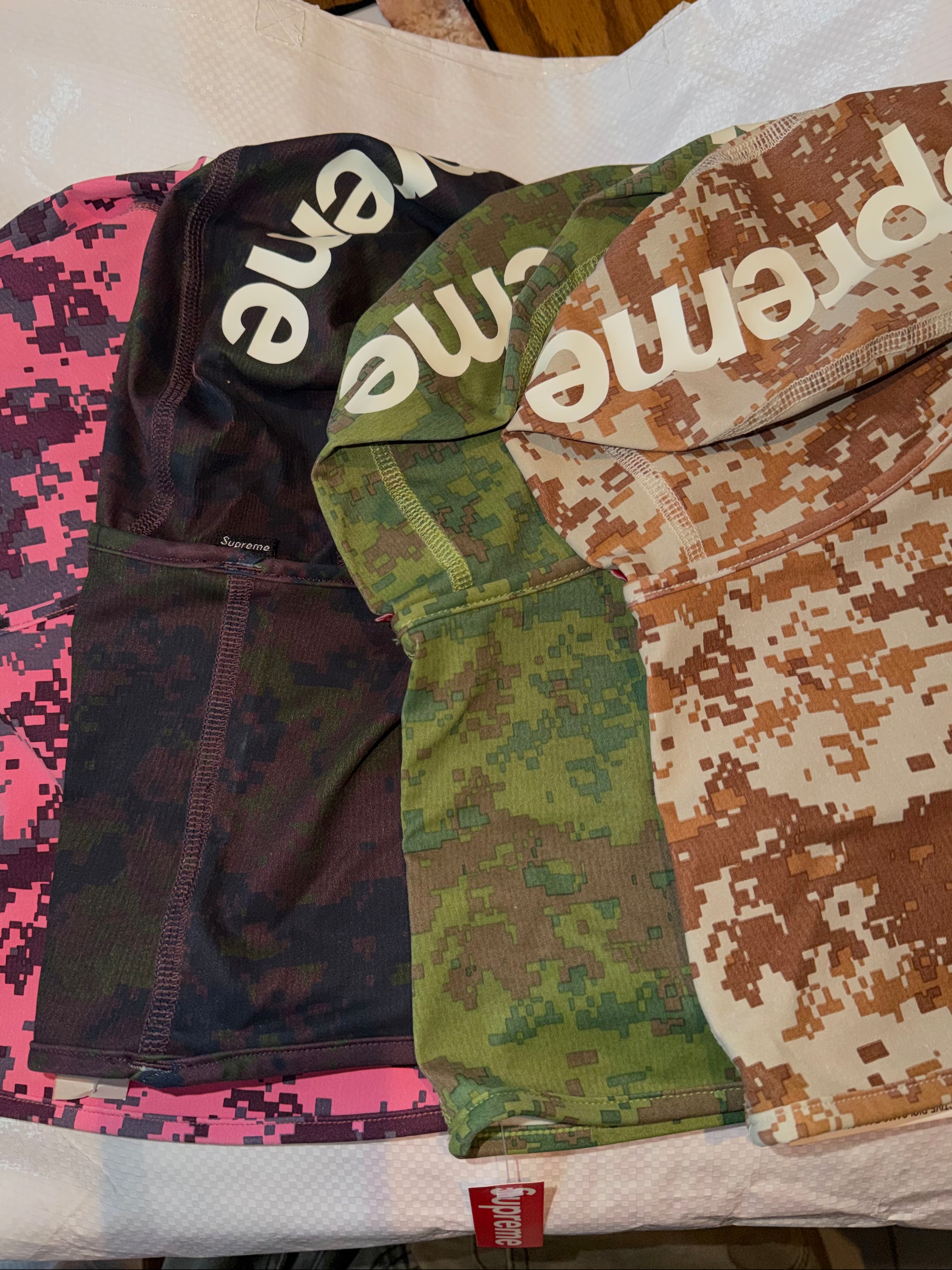 Supreme Heat Reactive Digi Camo Balaclava Pink - 25FW, Supreme Heat Reactive Digi Camo Balaclava Black - 25FW 착용 스타일