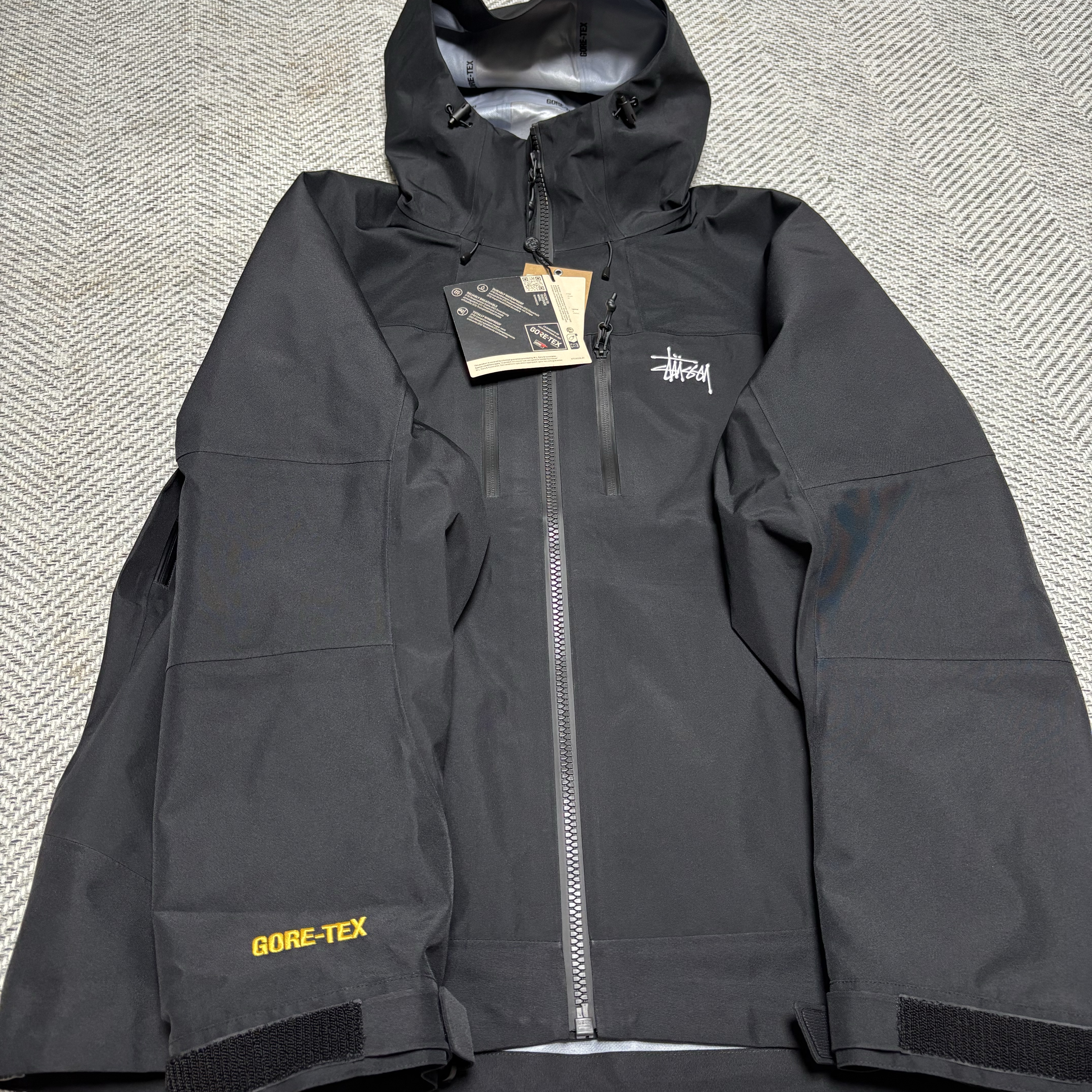 Stussy Gore-Tex Guide Shell Jacket Black 착용 스타일 - 1