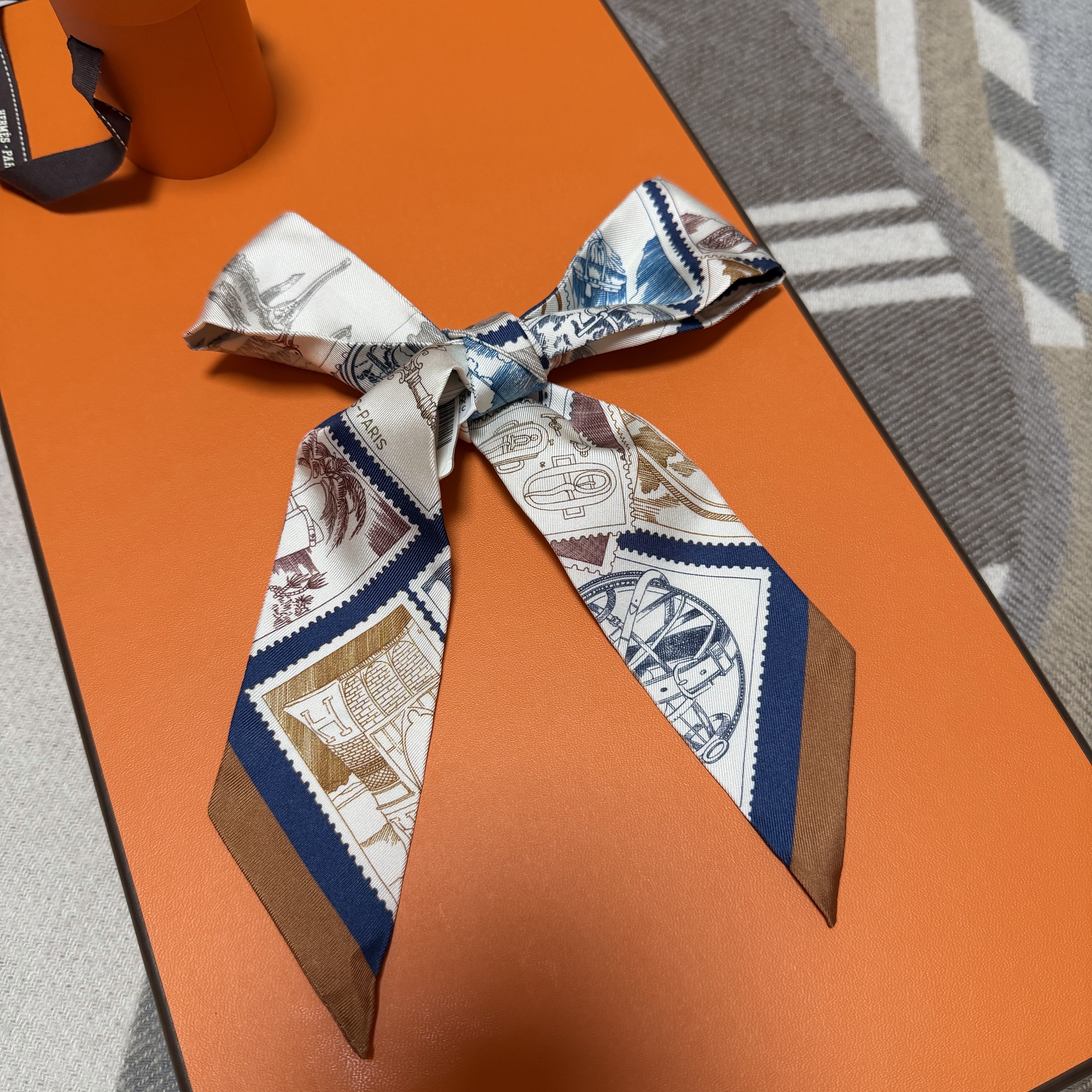 (W) Hermes Le Philateliste du Faubourg Twilly Bleu Marine Creme Caramel 착용 스타일 - 1