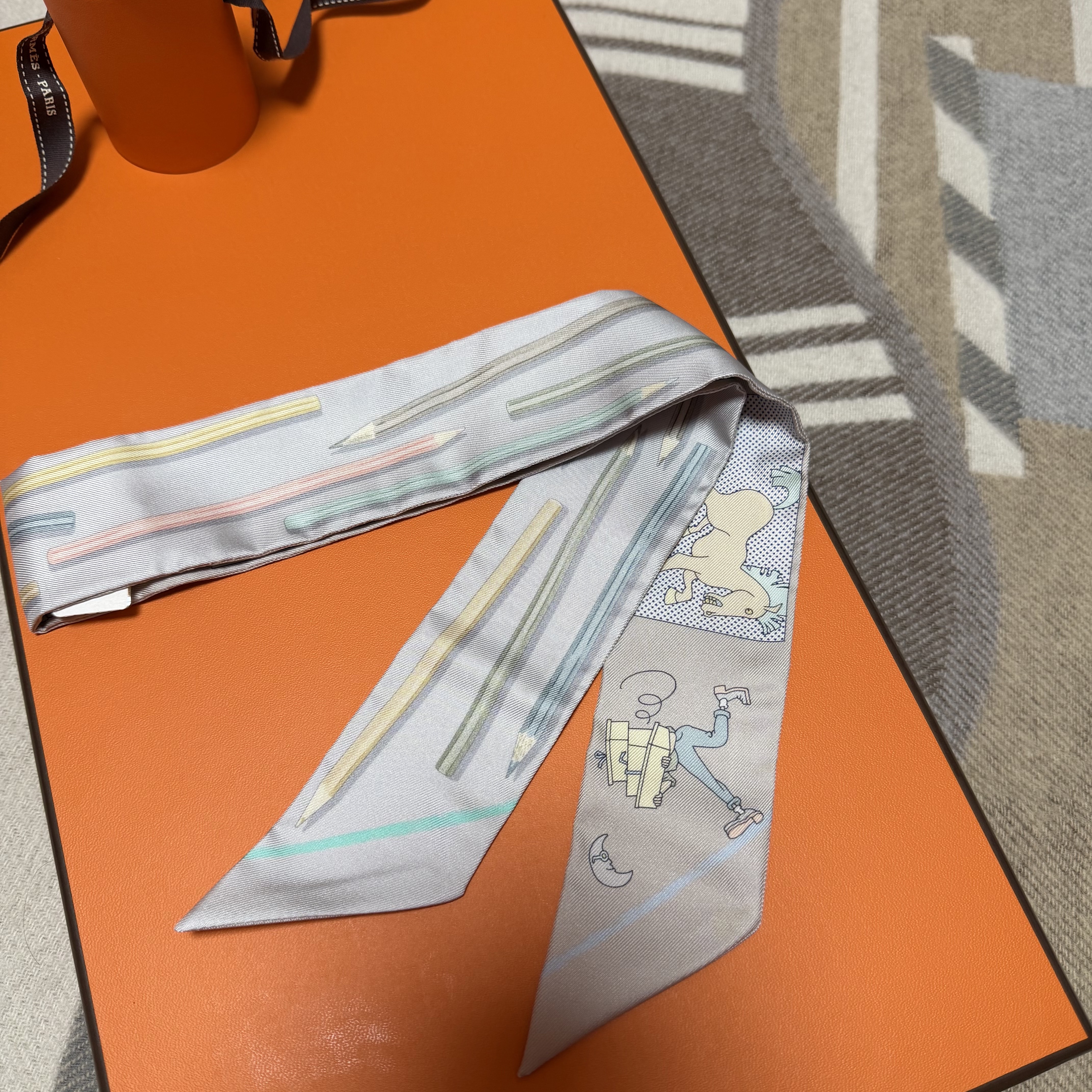 (W) Hermes a Vos Crayons et Carre Libre Twilly Gris Perle Jaune Pale Vert 착용 스타일 - 2