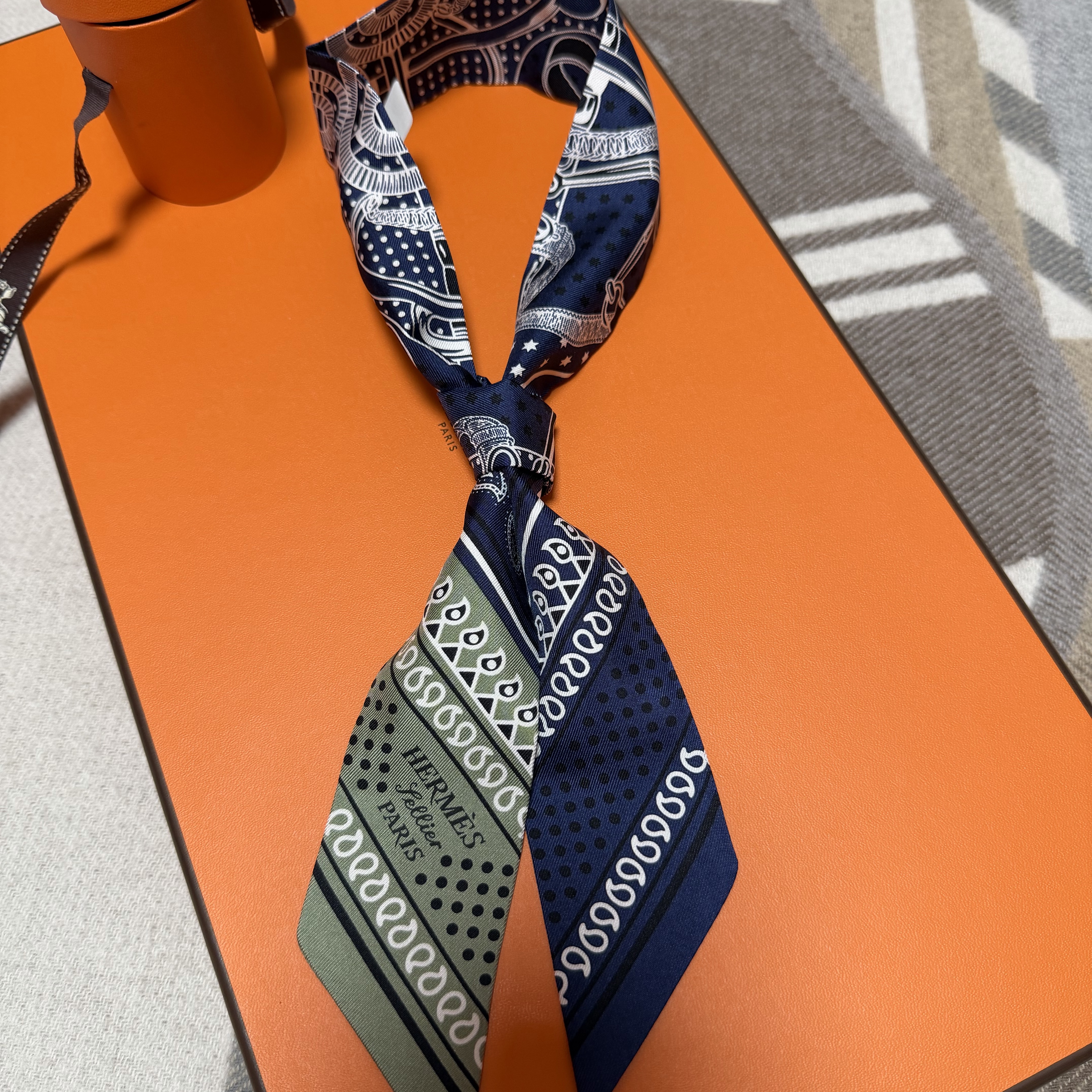 (W) Hermes Eperon d'Or Bandana Twilly Marine Vert Sauge Blanc 착용 스타일 - 1
