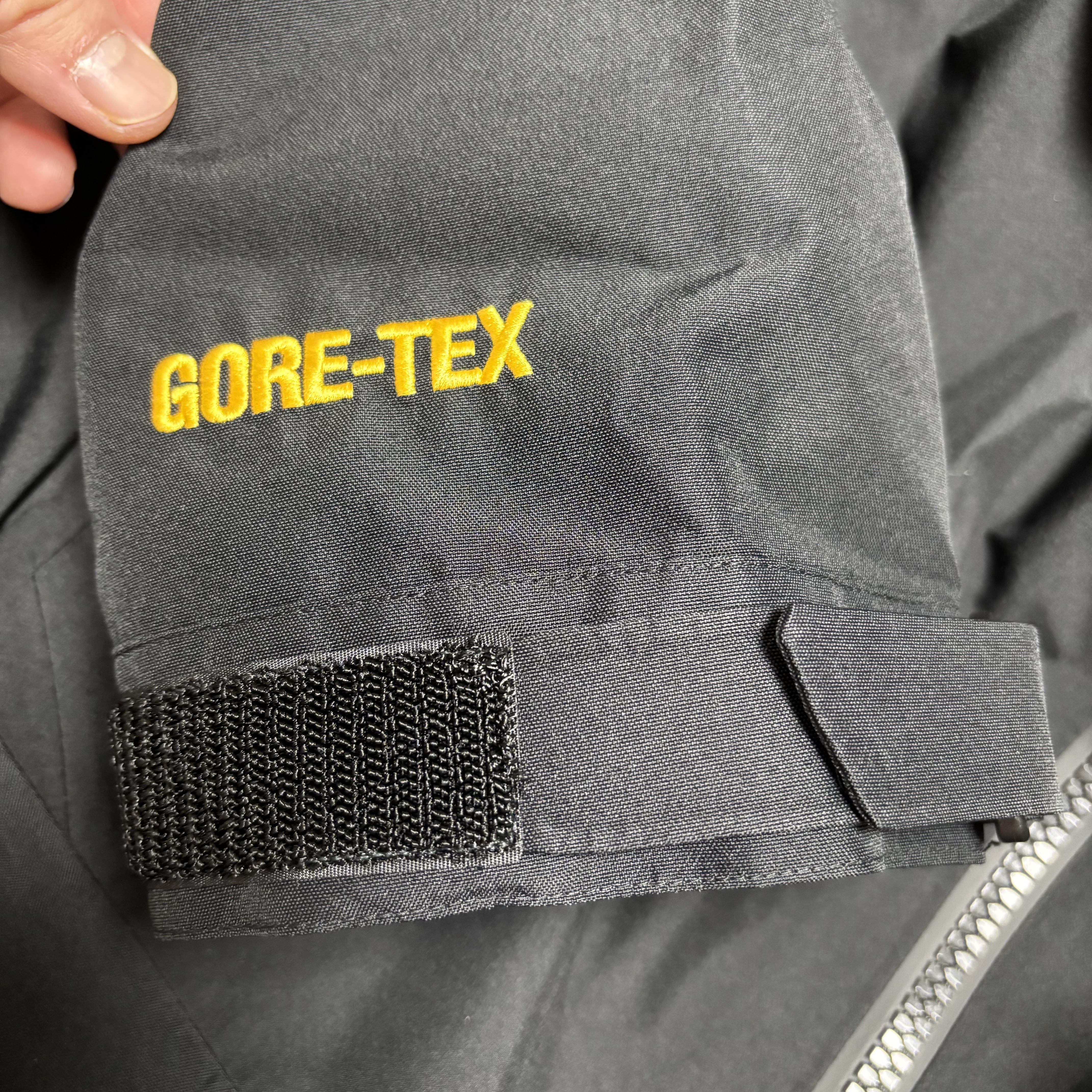 Stussy Gore-Tex Guide Shell Jacket Black 착용 스타일 - 5
