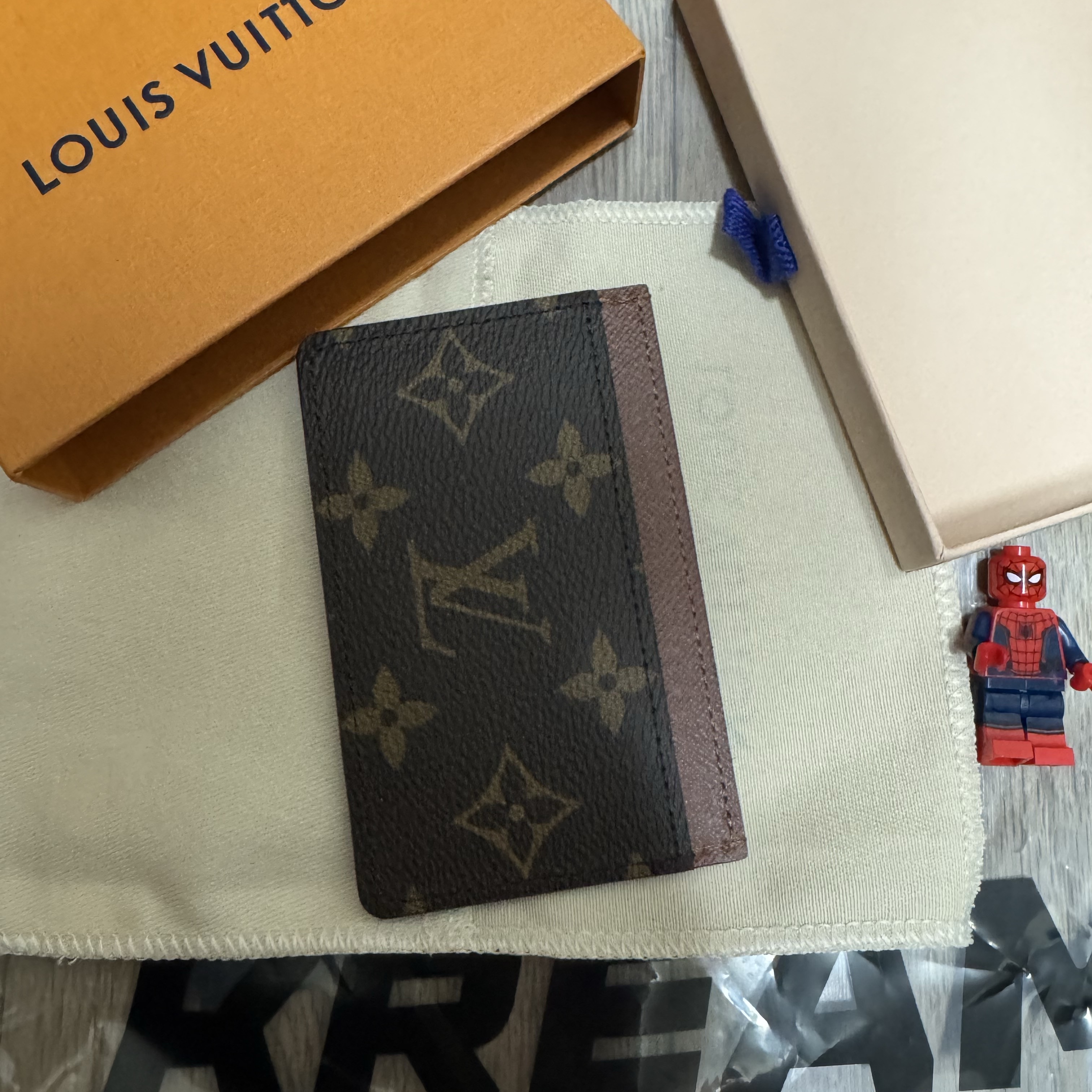 Louis Vuitton Card Holder Monogram Armagnac 착용 스타일