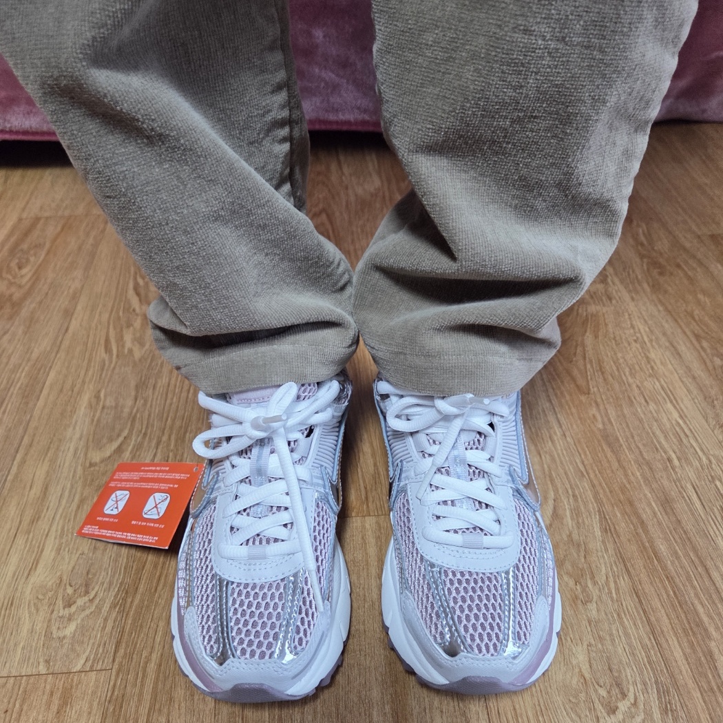 (W) Nike Zoom Vomero 5 Metallic Silver Platinum Violet 착용 스타일