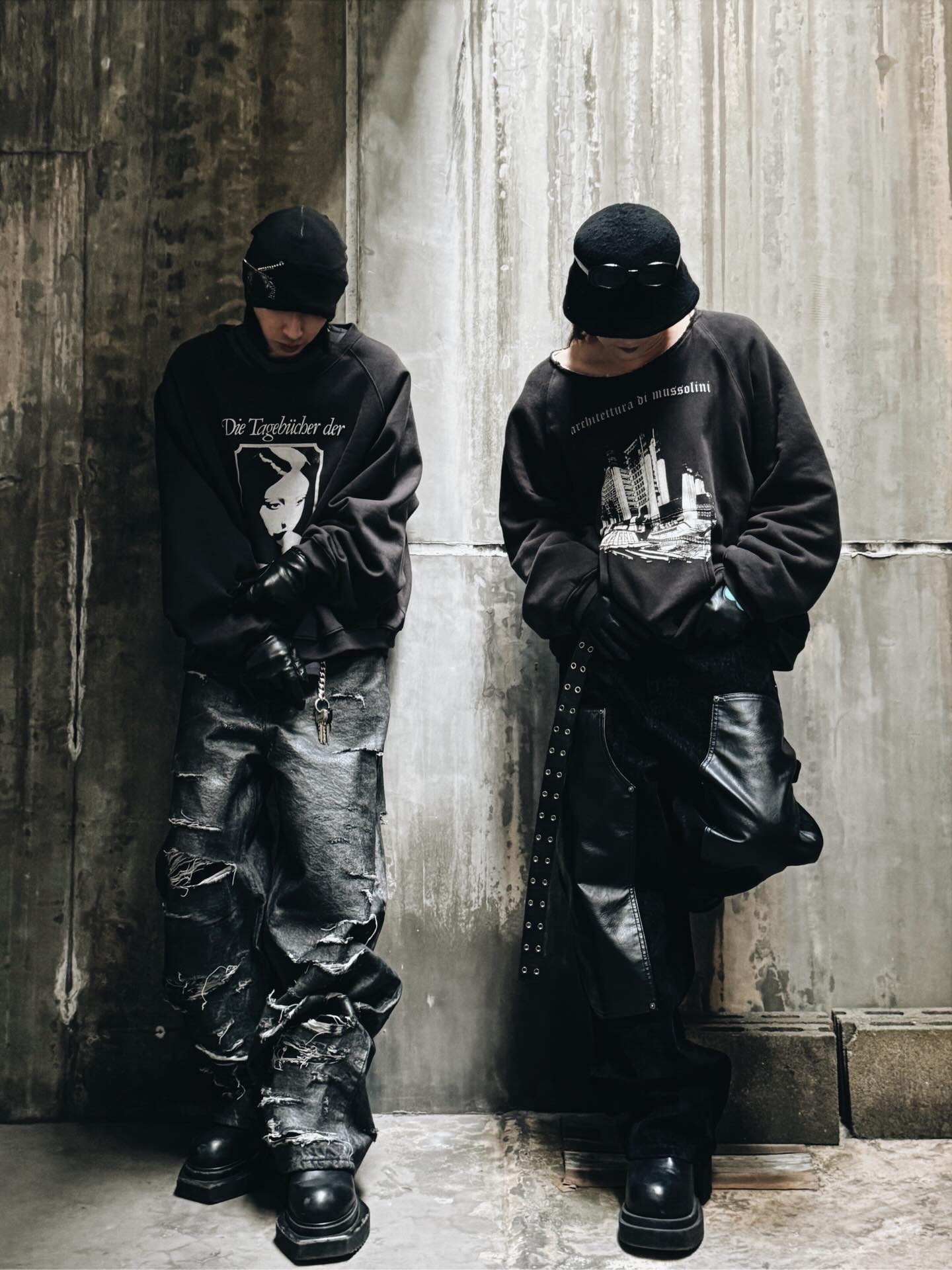 emostanceclub Multi Distressed Coating Jeans Black, emostanceclub Velvet Leather Panel Baggy Carpenter Jeans Black 착용 스타일