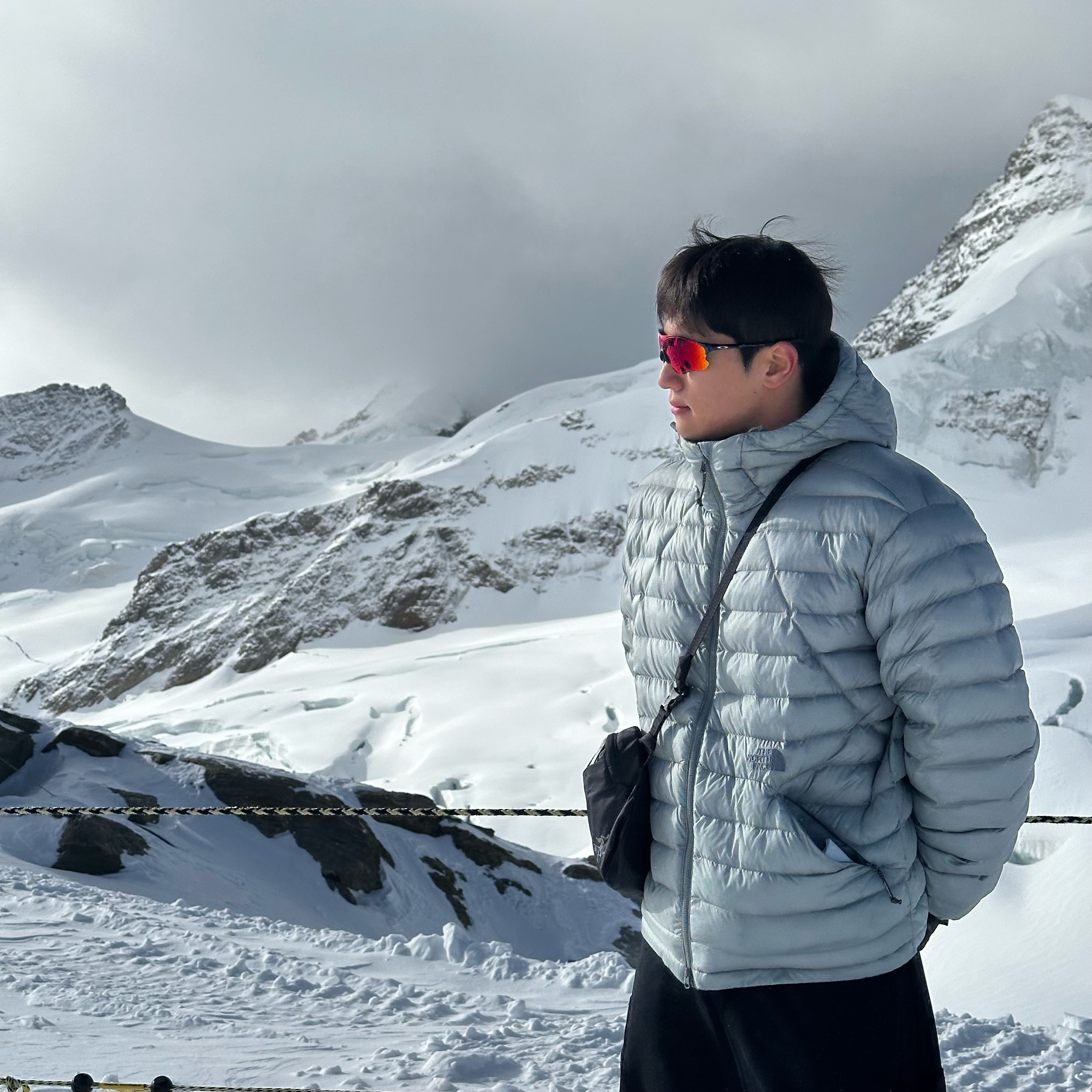 The North Face Ventus On Jacket Silver, Arc'teryx Heliad 6 Crossbody Bag Black 착용 스타일