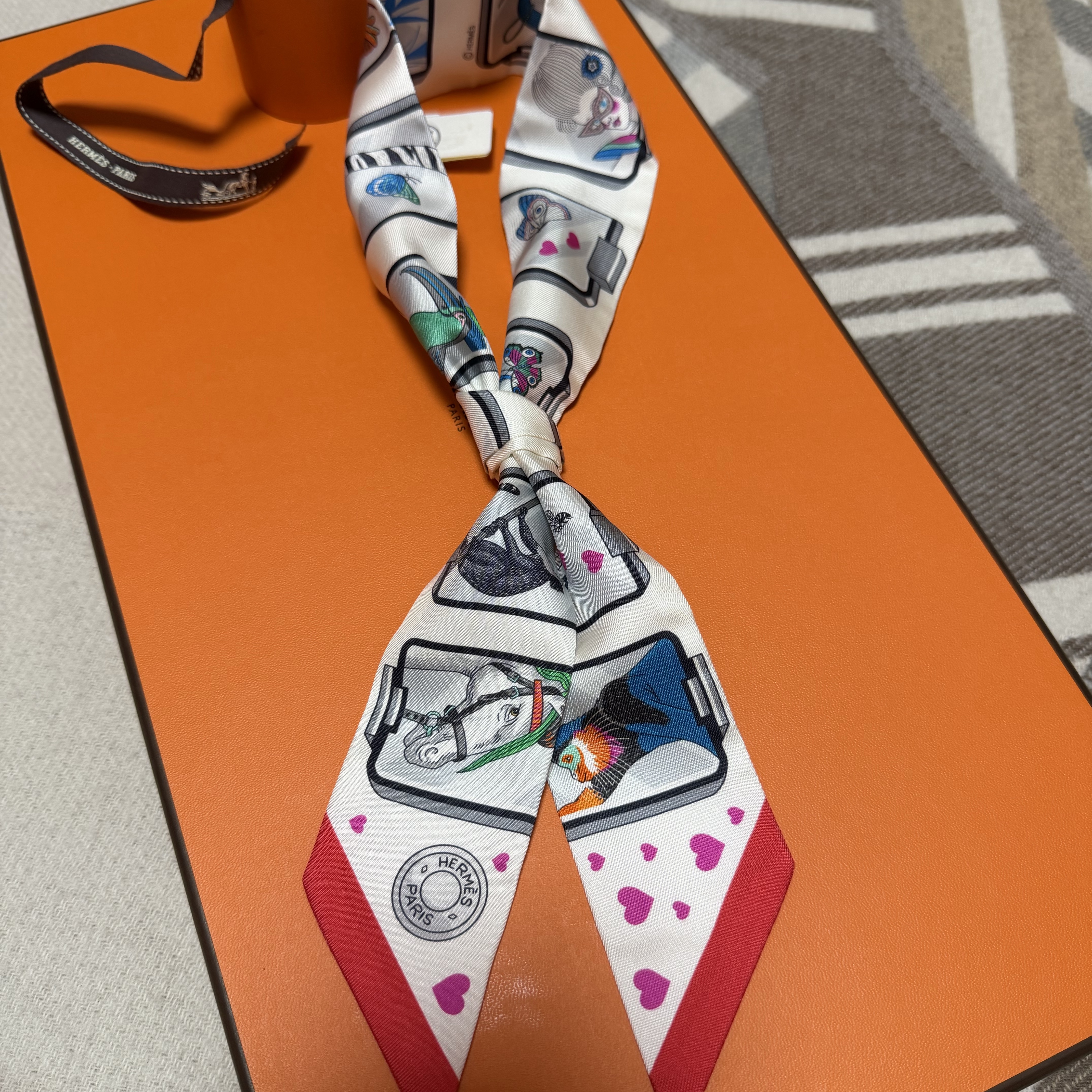 (W) Hermes Story Twilly Blanc Gris Rouge 착용 스타일 - 1