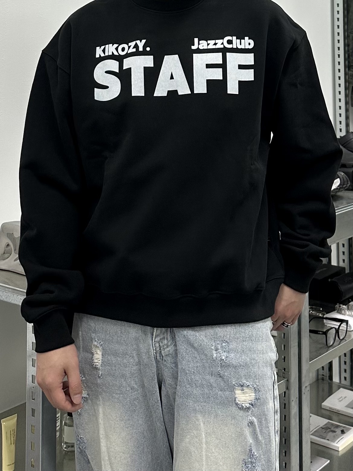 [KREAM 단독] Kikozy Staff Sweatshirt Black 착용 스타일 - 3