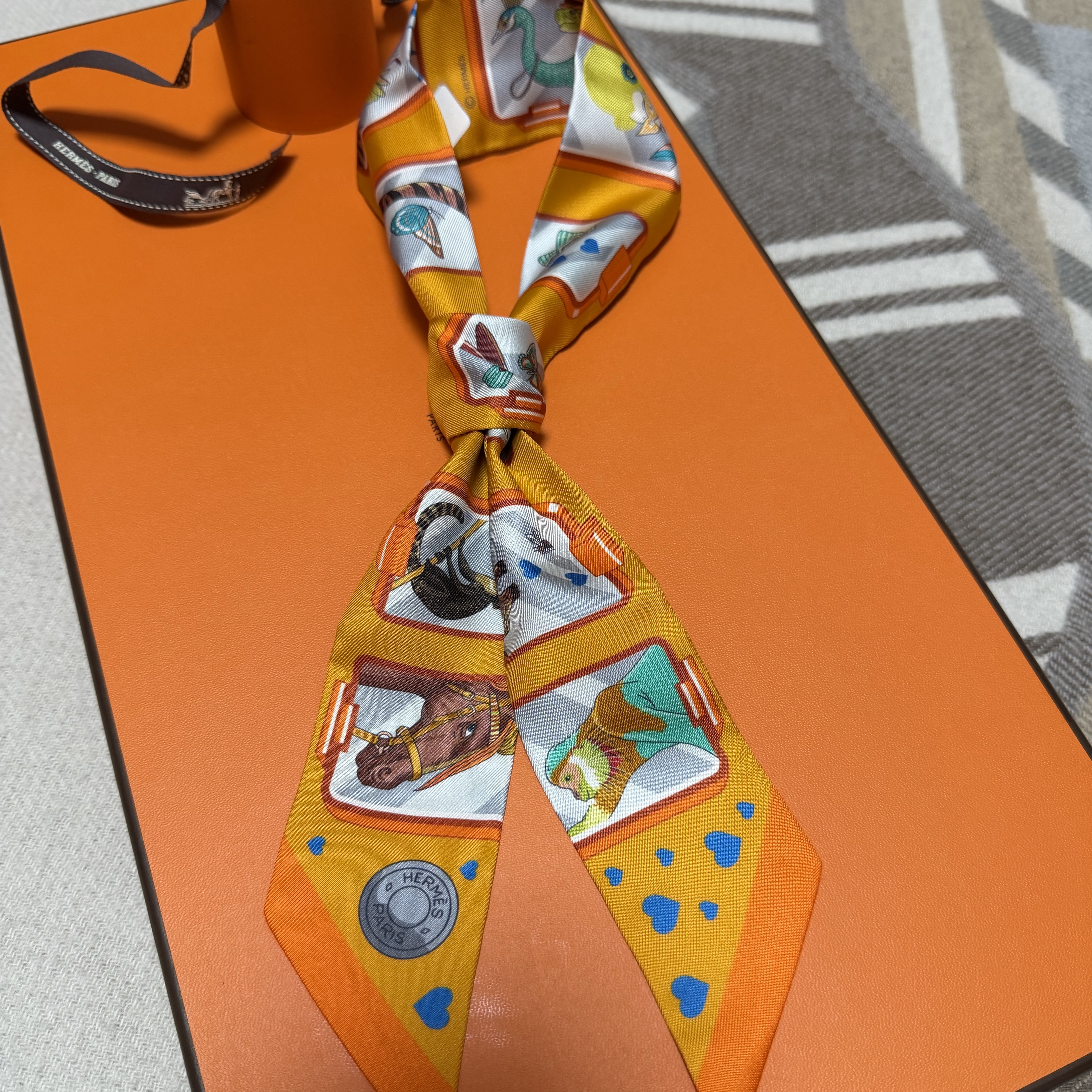 (W) Hermes Story Twilly Mangue Gris Multicolore 착용 스타일 - 1