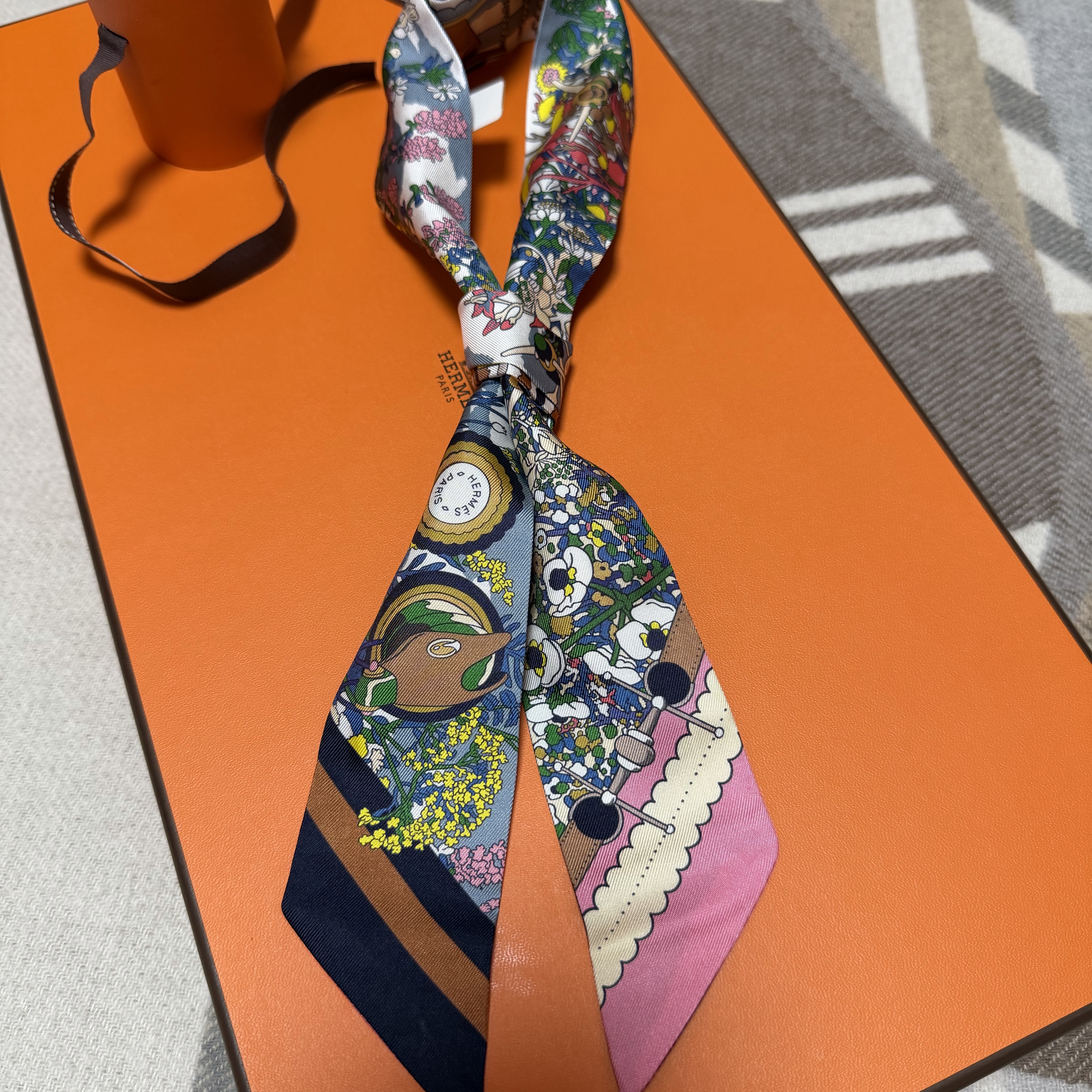 (W) Hermes Pony Pit Stop Twilly Bleu Vert Rose 착용 스타일 - 1