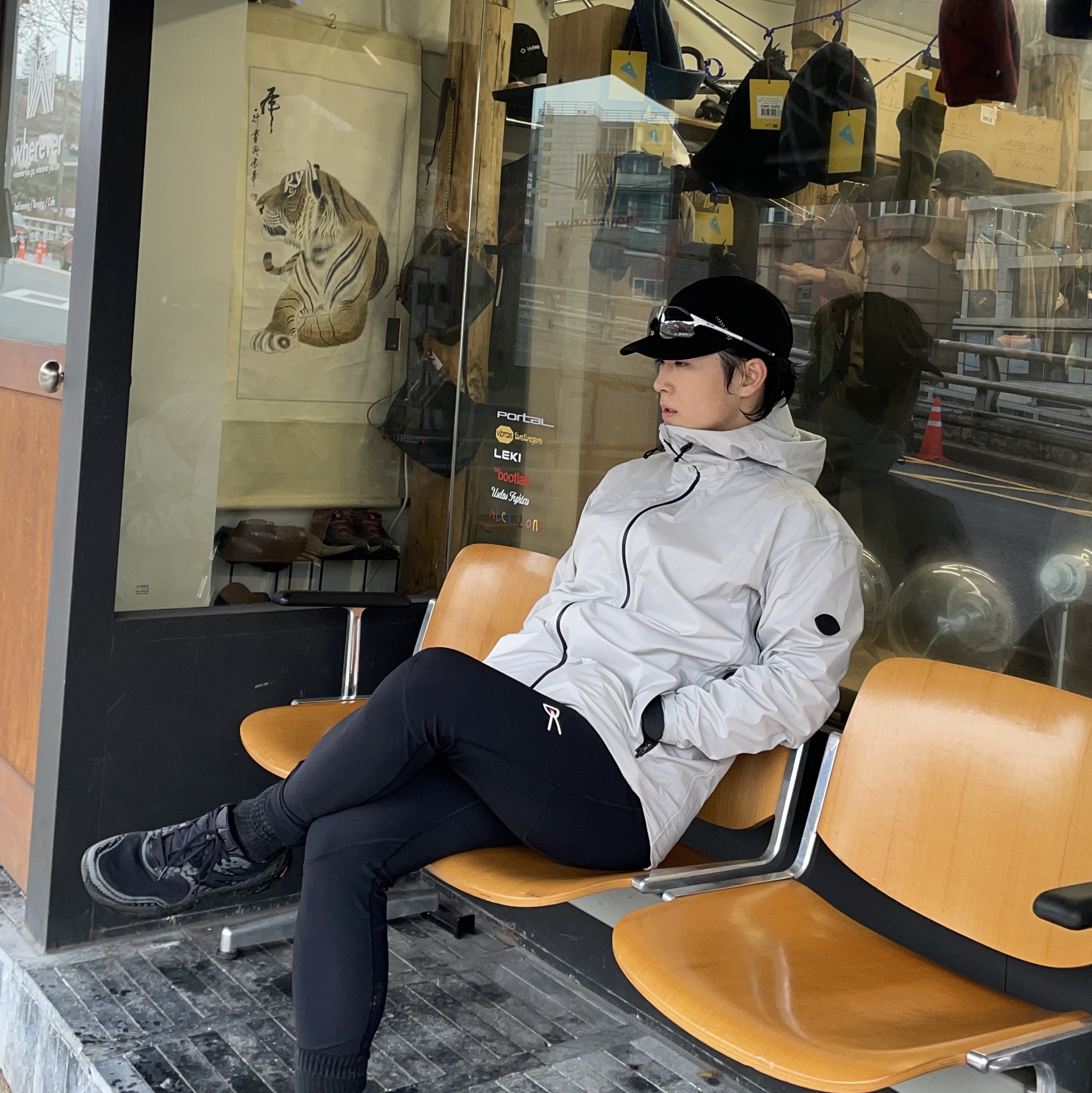 Oakley EVZero Path Matte White Frame Clear To Black Iridium Photochromic Lenses Low Bridge Fit, New Balance Fresh Foam X Hierro v8 Gore-Tex Black Phantom - 2E Wide 착용 스타일 - 1