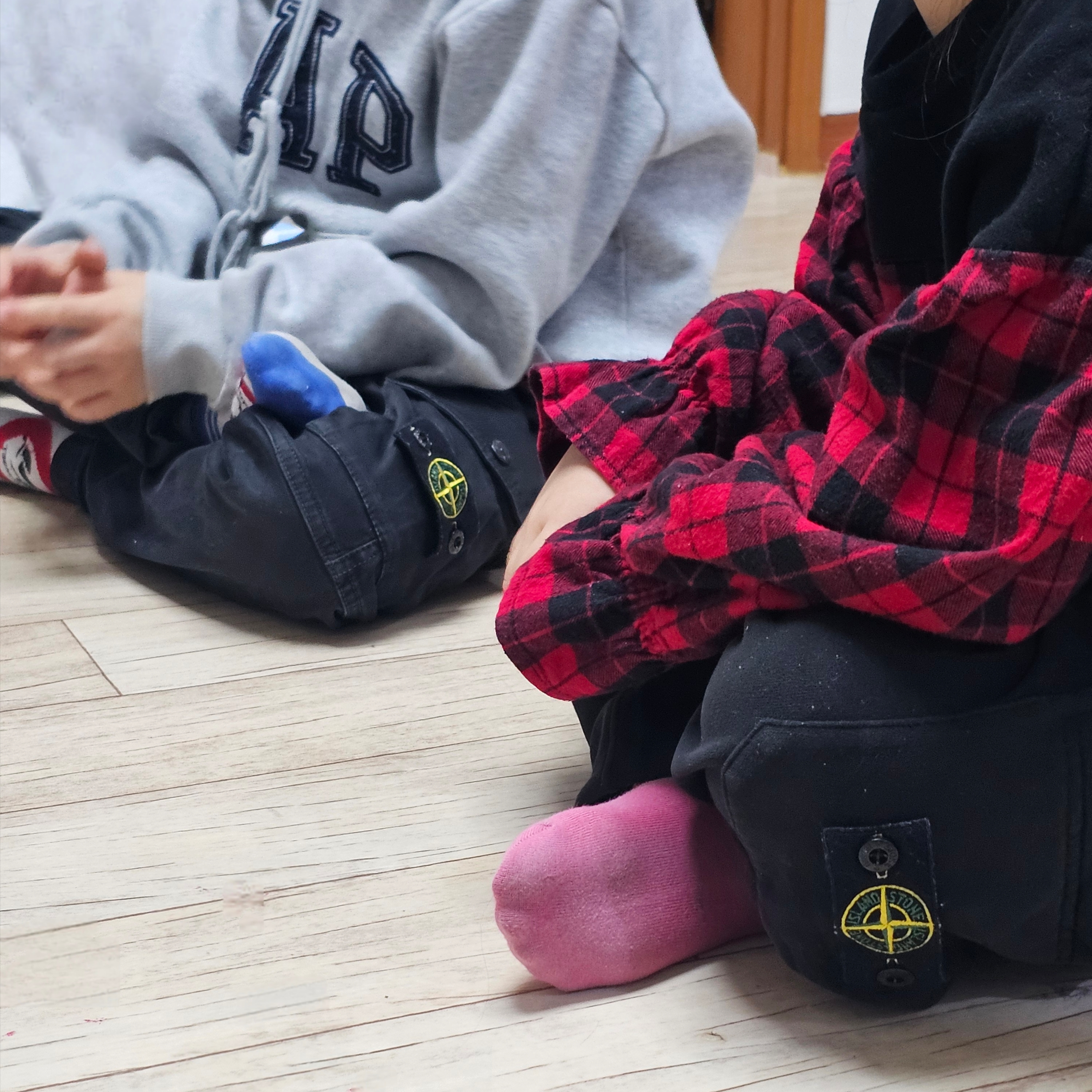 (Kids) Stone Island 6200001 Organic Cotton Fleece Joggers With Pockets And Elasticated Waistband Black - 25FW, (Kids) Stone Island 30601 Wappen Patch Jogger Pants Black - 22SS 착용 스타일