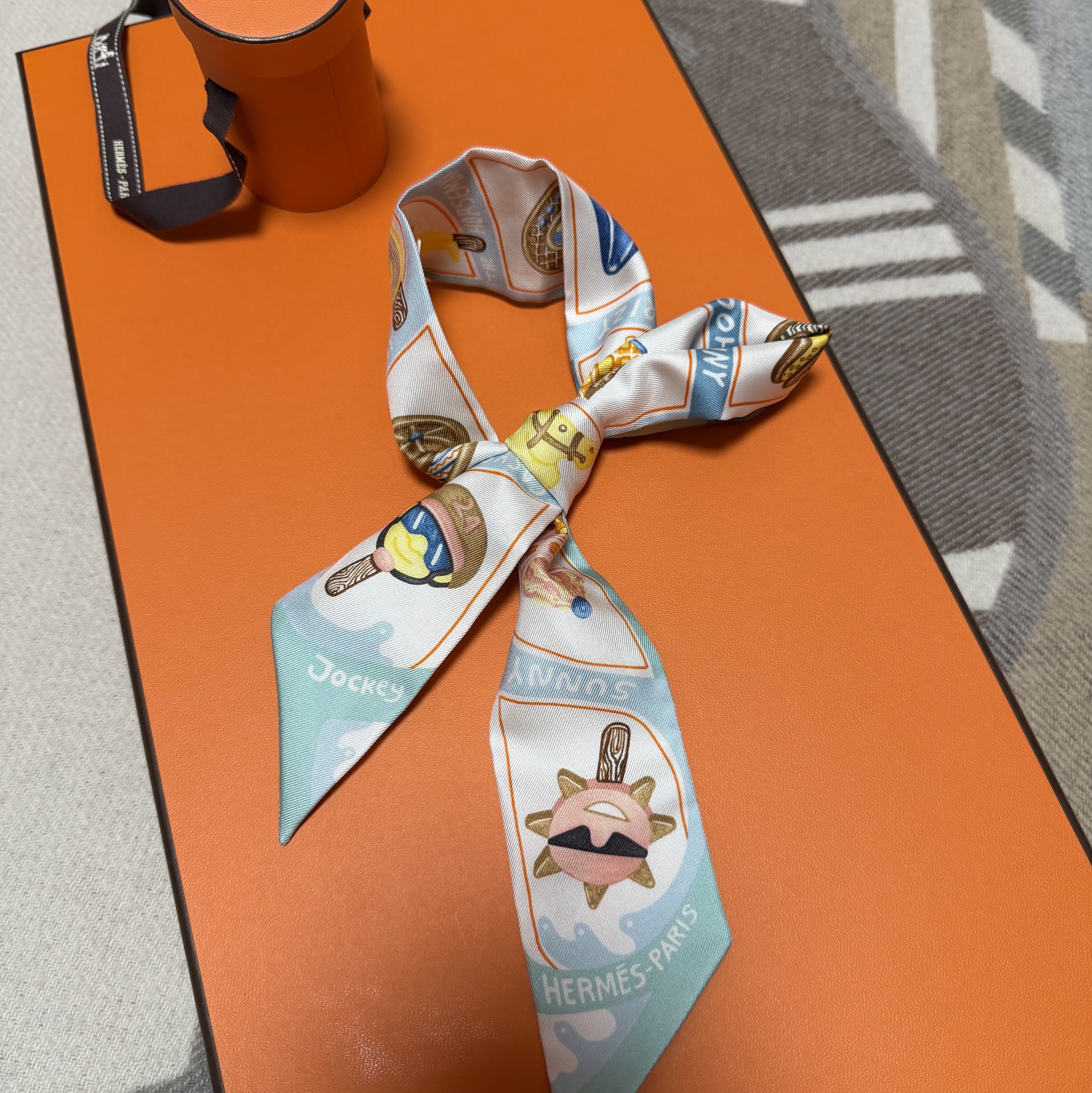 (W) Hermes Funny Ice Cream Twilly Aqua Orange Jaune 착용 스타일 - 1