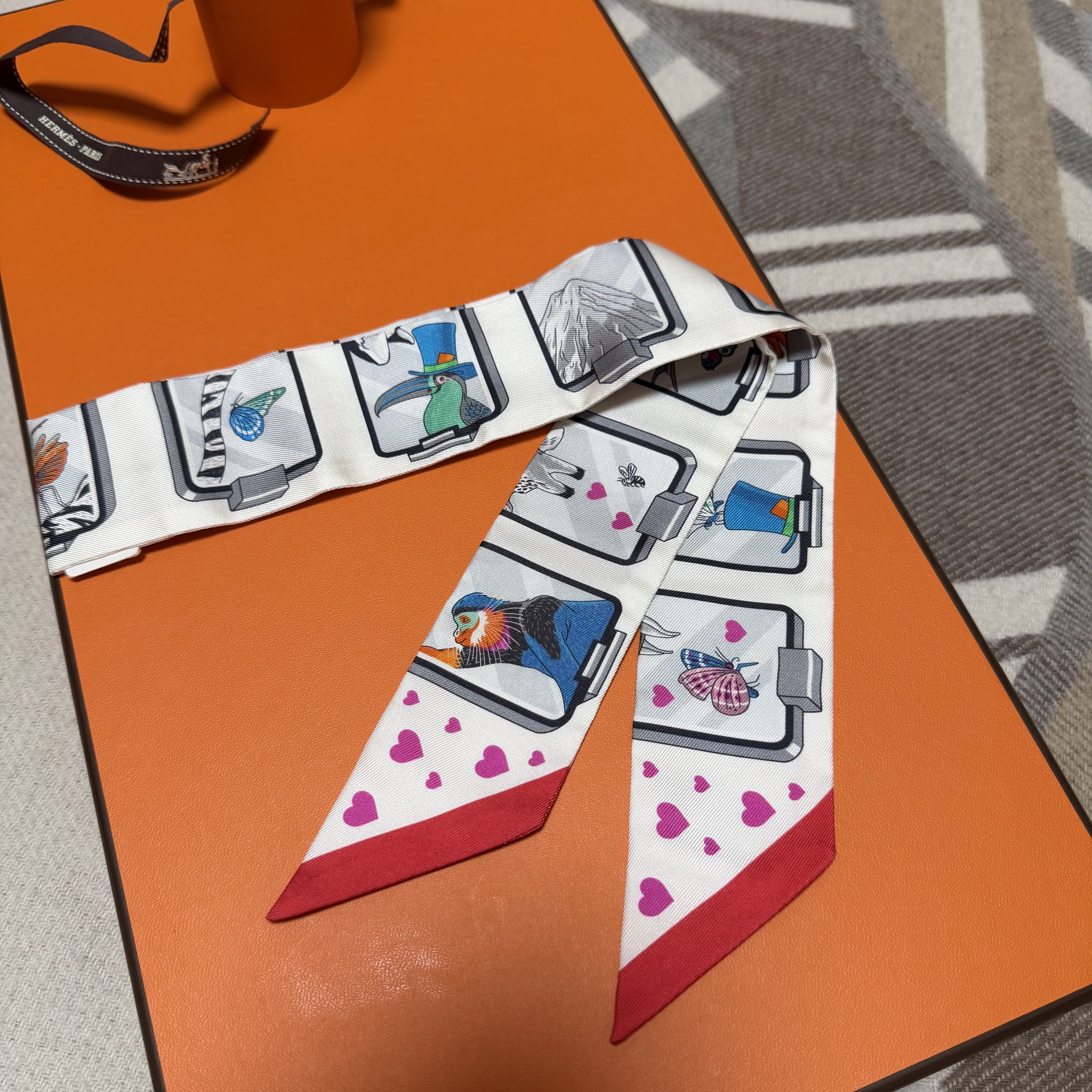 (W) Hermes Story Twilly Blanc Gris Rouge 착용 스타일 - 2