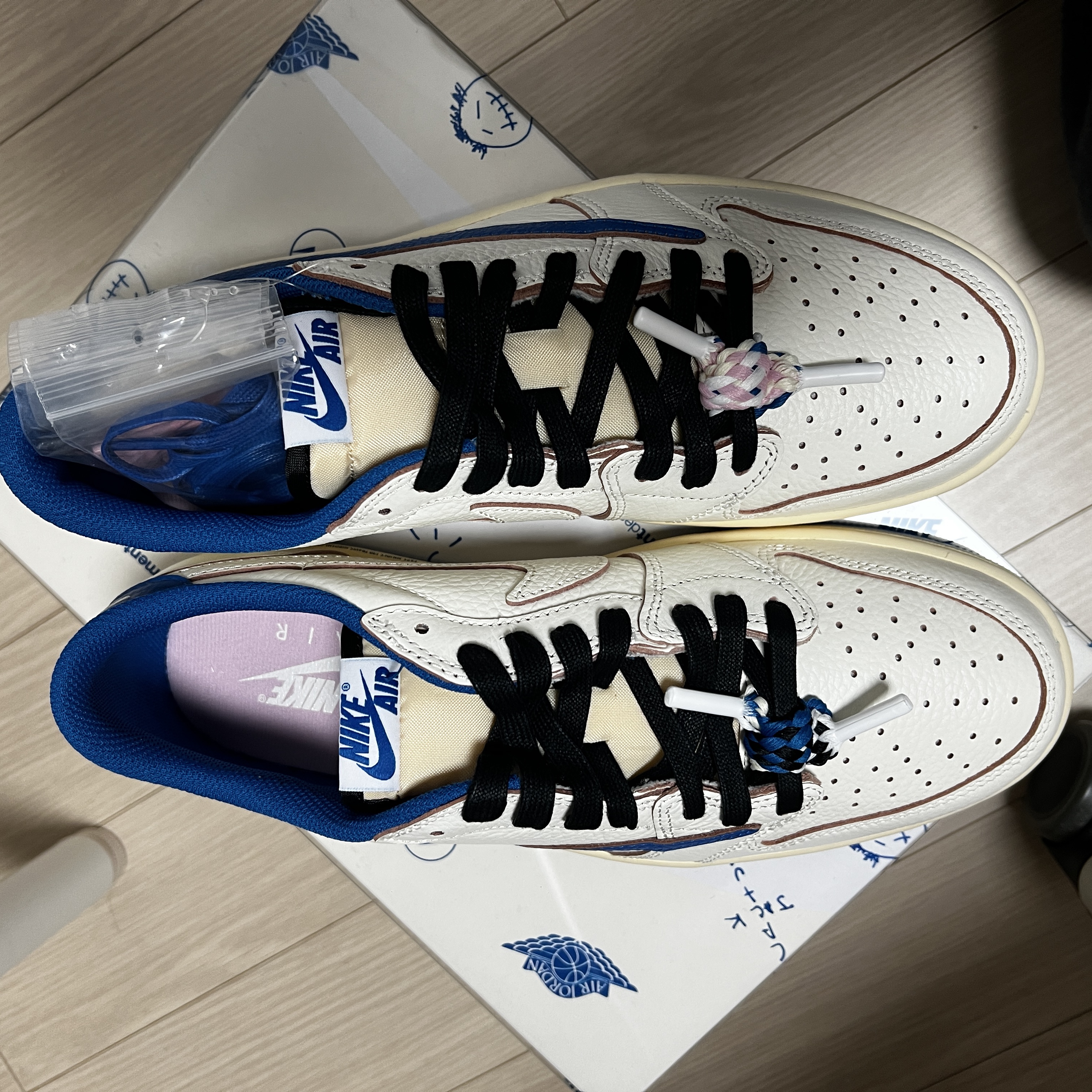 Jordan 1 x Travis Scott Retro Low OG SP Velvet Brown and Dark Mocha, Jordan 1 x Travis Scott Retro Low OG SP Reverse Olive 착용 스타일 - 3