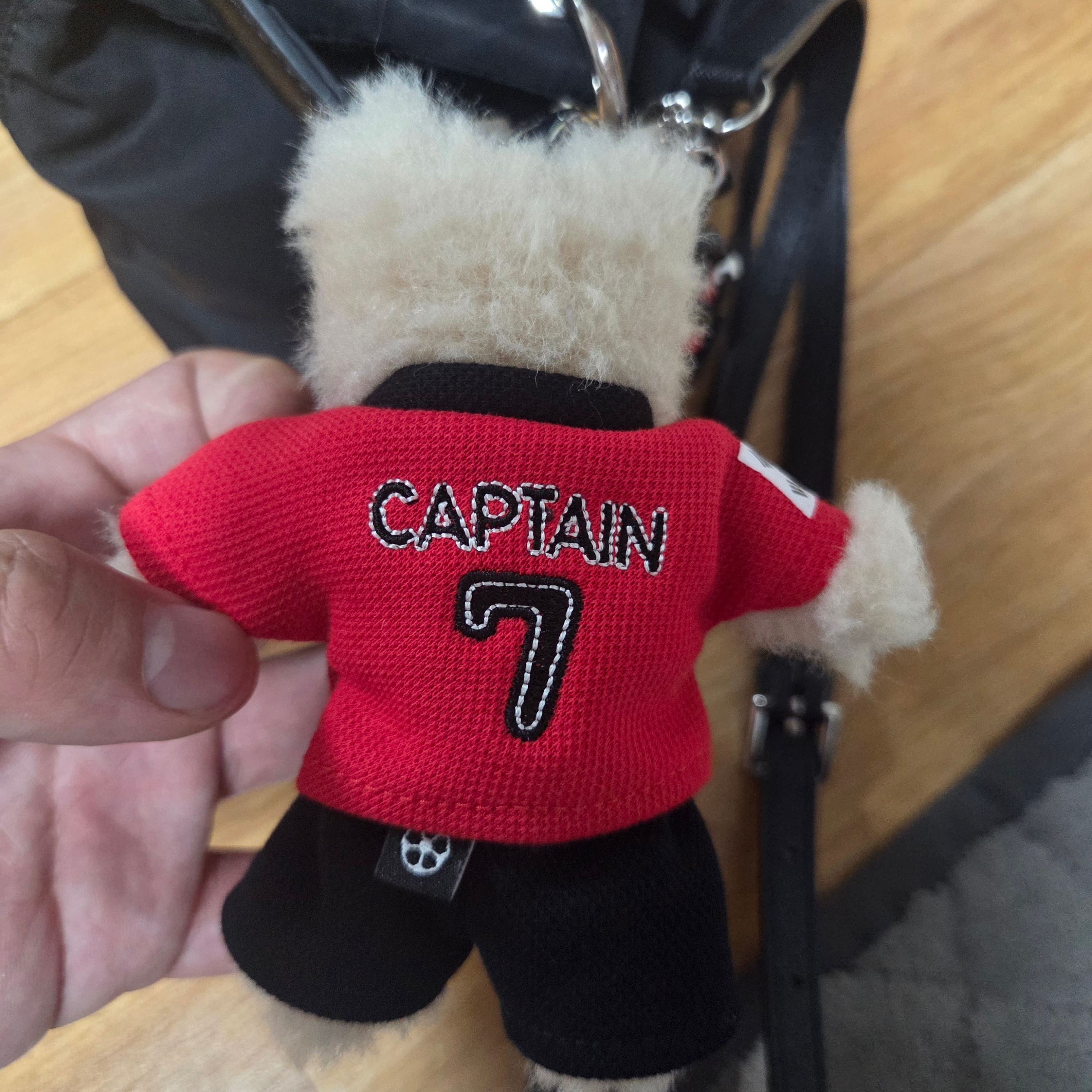 Monamhee x NOS7 Captain SON.hee Keyring Red 착용 스타일 - 2