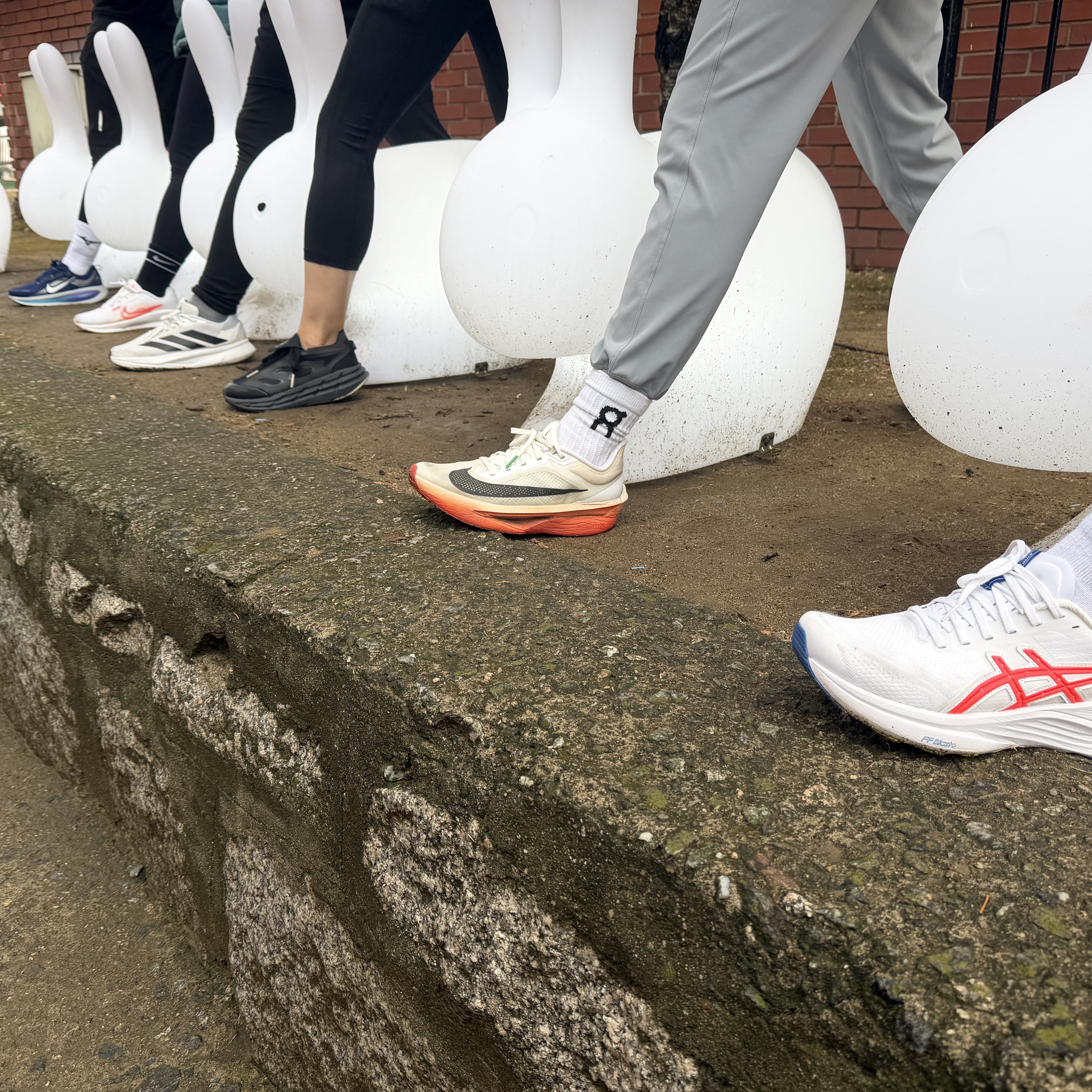 Nike Zoom Fly 6 Eliud Kipchoge, Asics Gel-Kayano 32 Asics Track Club White Flash Coral 착용 스타일