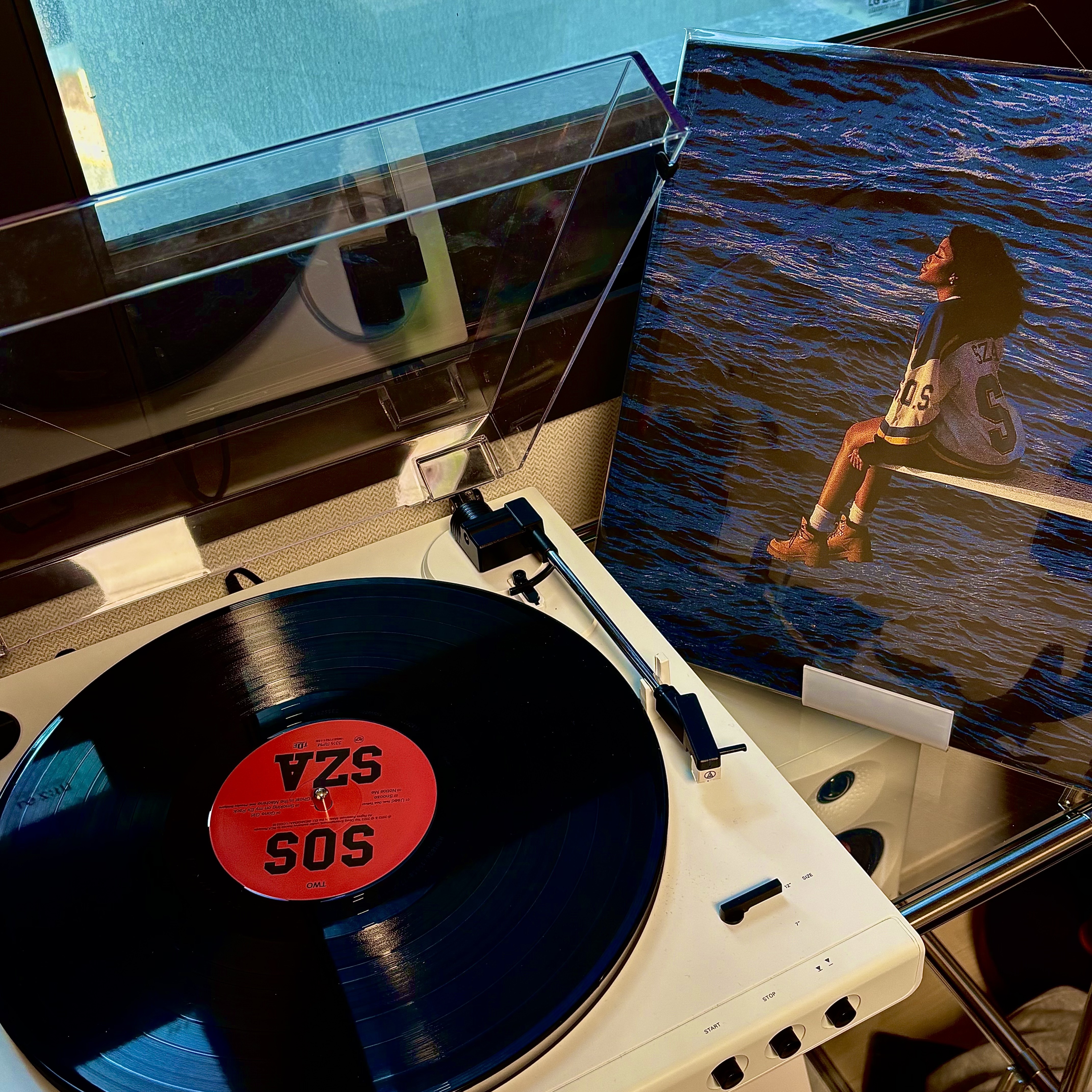 SZA 2nd Album SOS LP Black (2LP), Audio-Technica AT-LP60XBT Fully Automatic Wireless Belt-Drive Turntable All White 착용 스타일