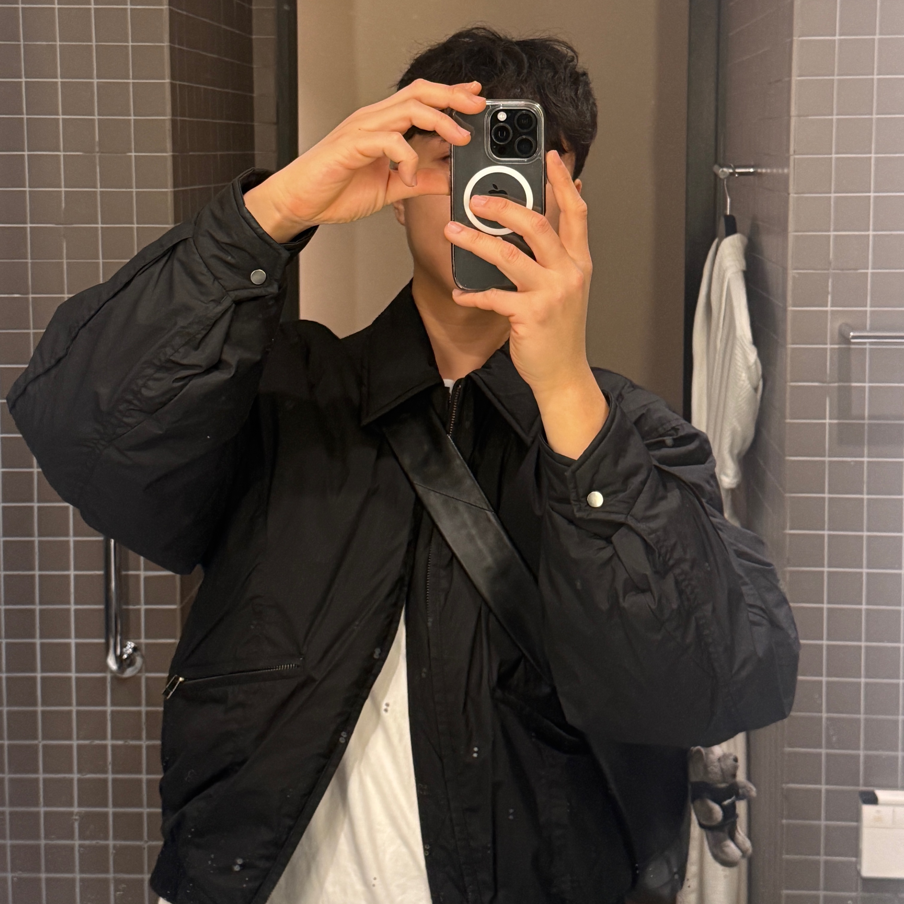 Lemaire Medium Croissant Bag Soft Nappa Leather Dark Chocolate, Thisisneverthat x Grateful Dead Lightening Bear Plush Olive 착용 스타일