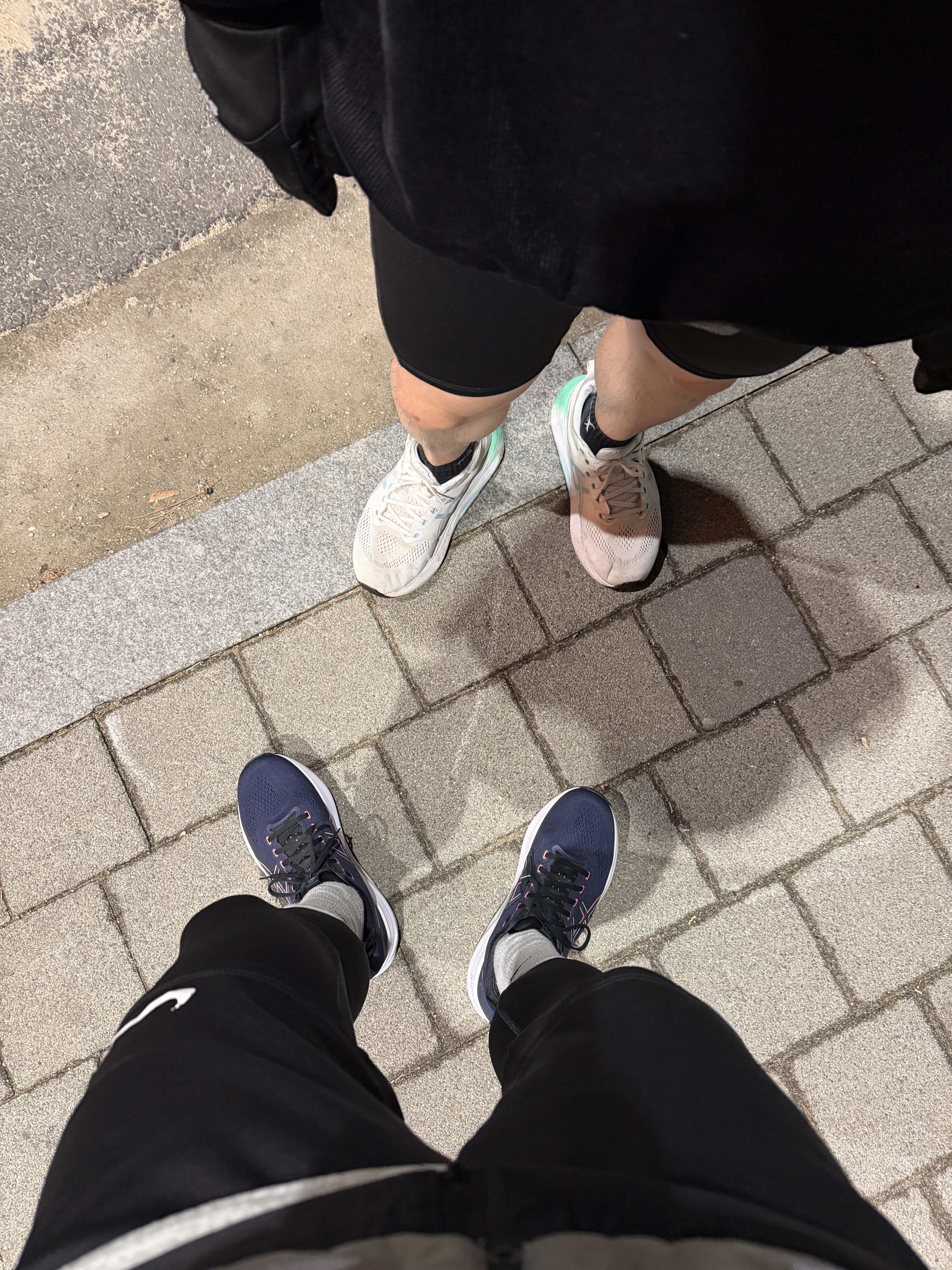Asics Gel-Kayano 31 White Bright Cyan, Asics Gel-Kayano 32 Midnight Black - 2E Wide 착용 스타일 - 1