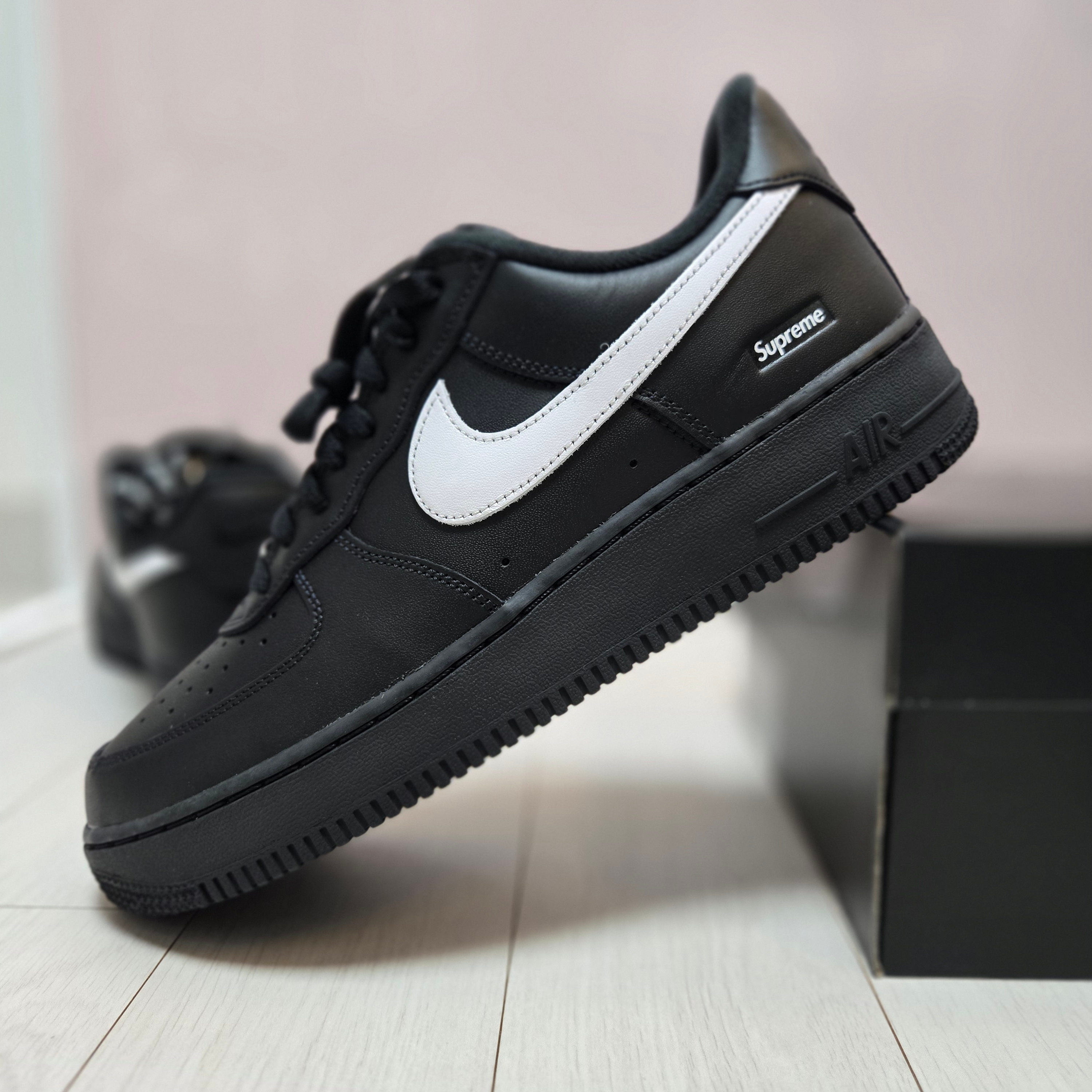 Nike x Supreme Air Force 1 Low Black 착용 스타일 - 1