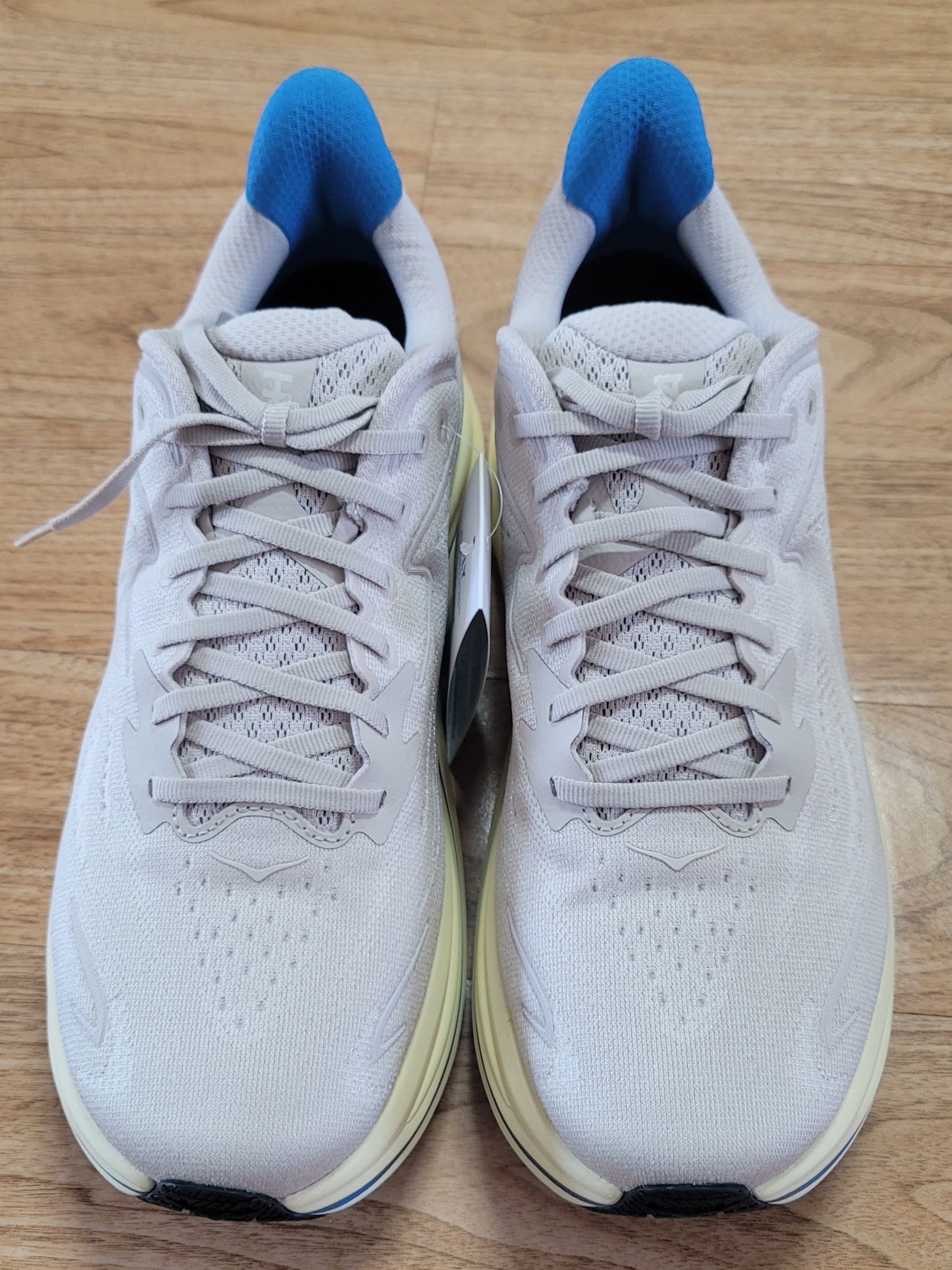 Hoka Clifton 10 Stucco Virtual Blue 착용 스타일