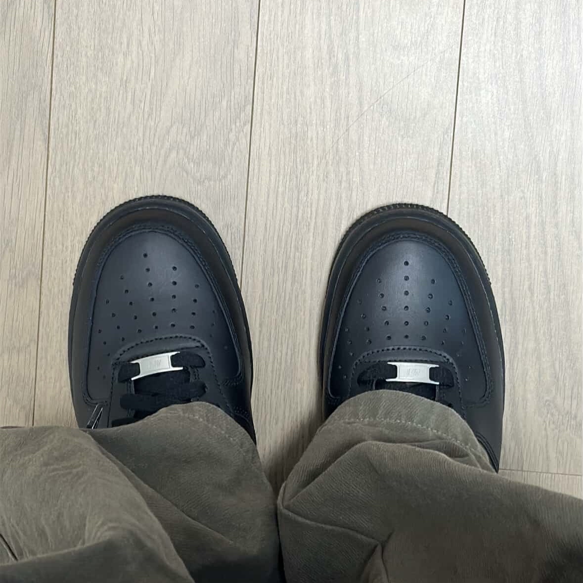 Nike Air Force 1 '07 Low Triple Black 착용 스타일