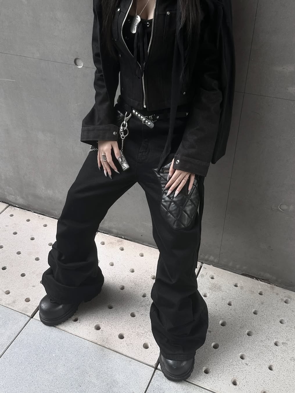 emostanceclub Leather Patch Flared Jeans Black 착용 스타일